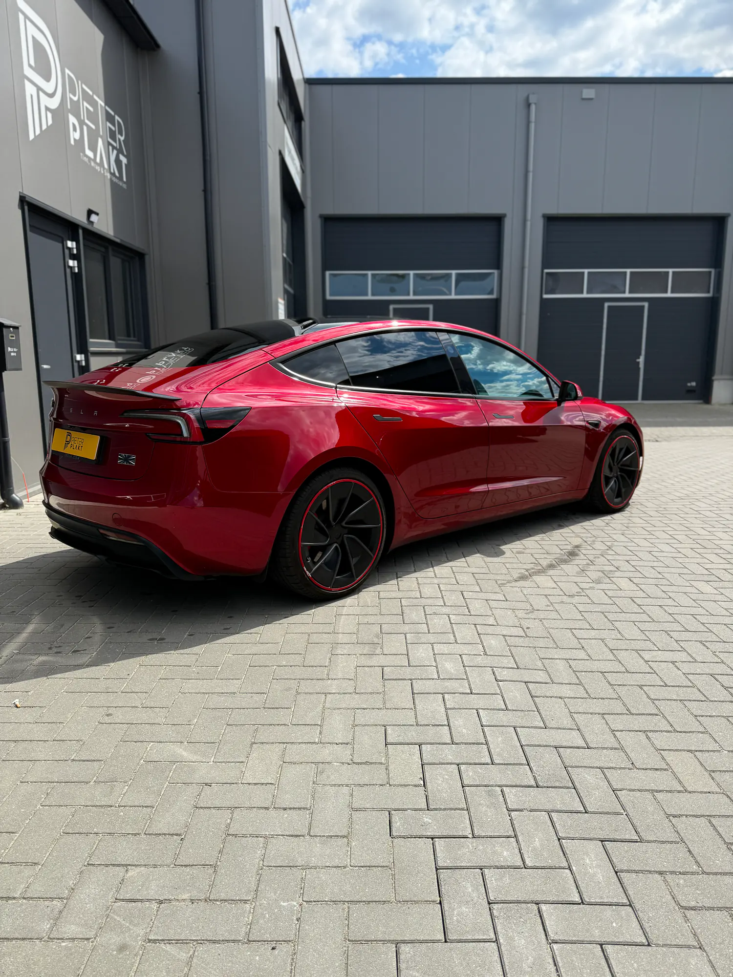 Detail van de folierand langs de raamstijl van de Tesla Model 3