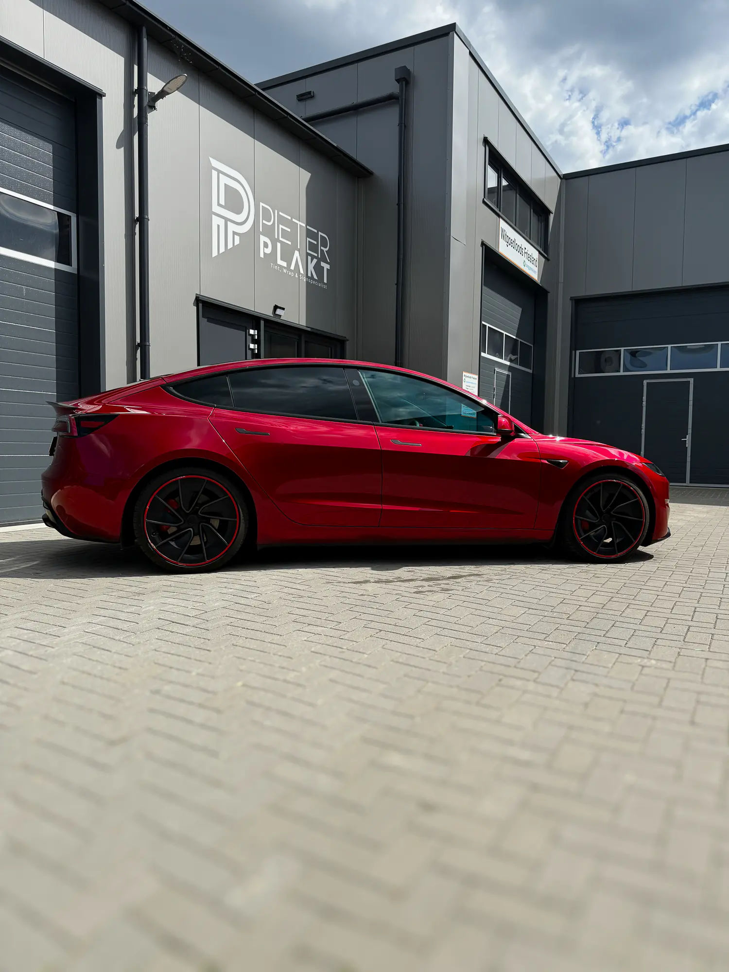Tesla Model 3 rondom geblindeerd door Pieter Plakt in Burgum