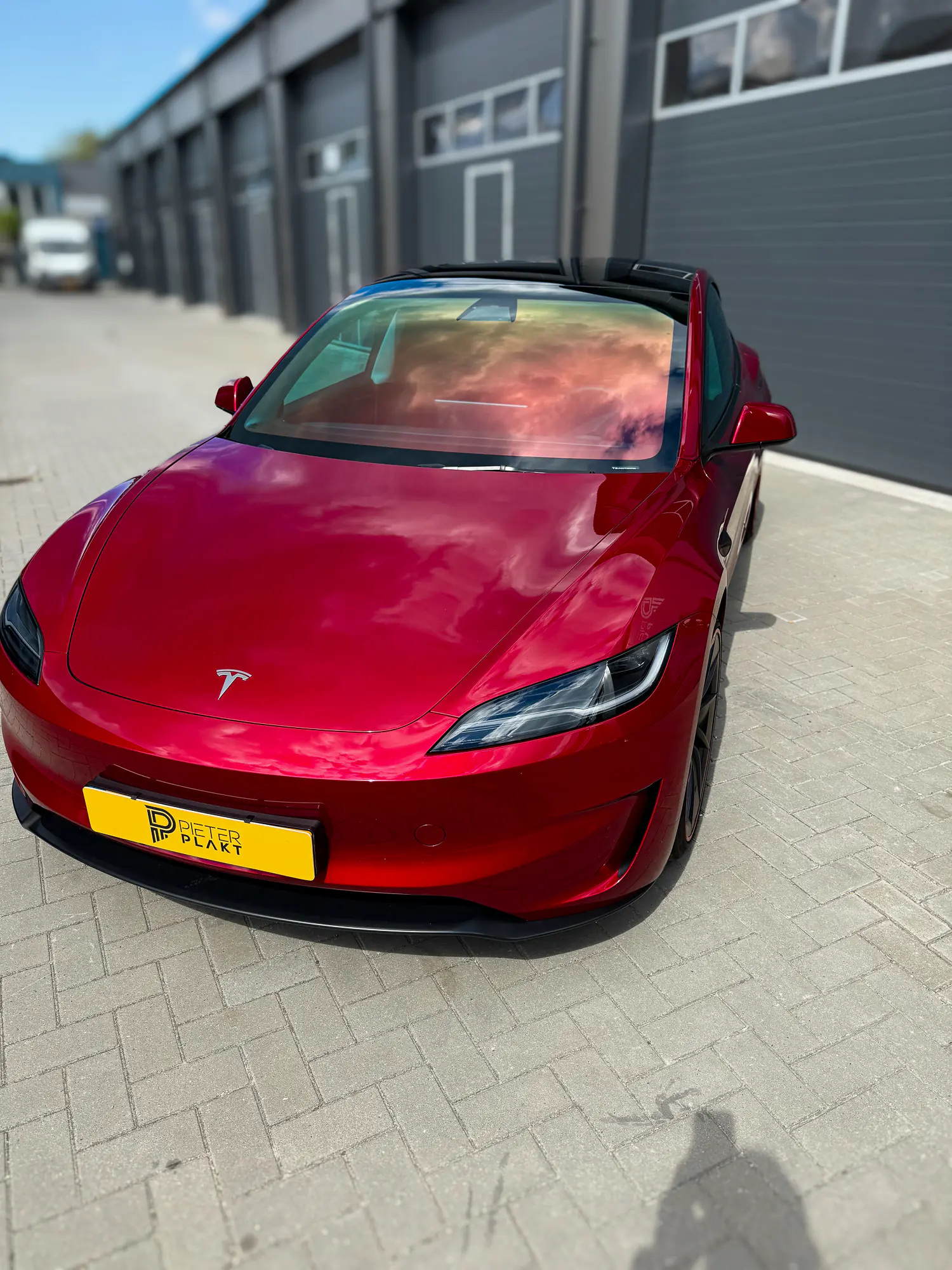 Geblindeerde ruiten van de Tesla Model 3, driekwart aanzicht