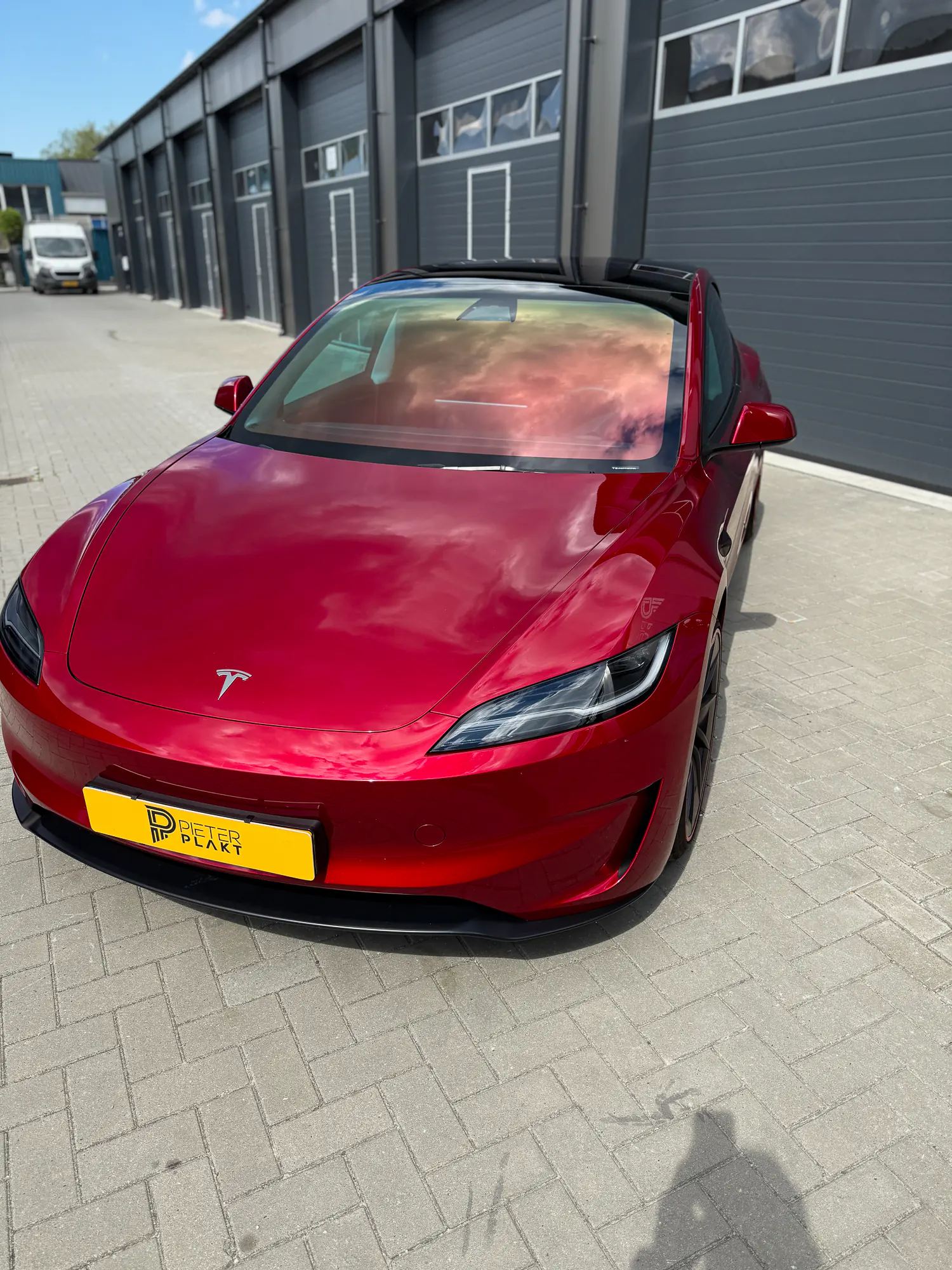 Tesla Model 3 met geblindeerde ruiten bij de werkplaats van Pieter Plakt