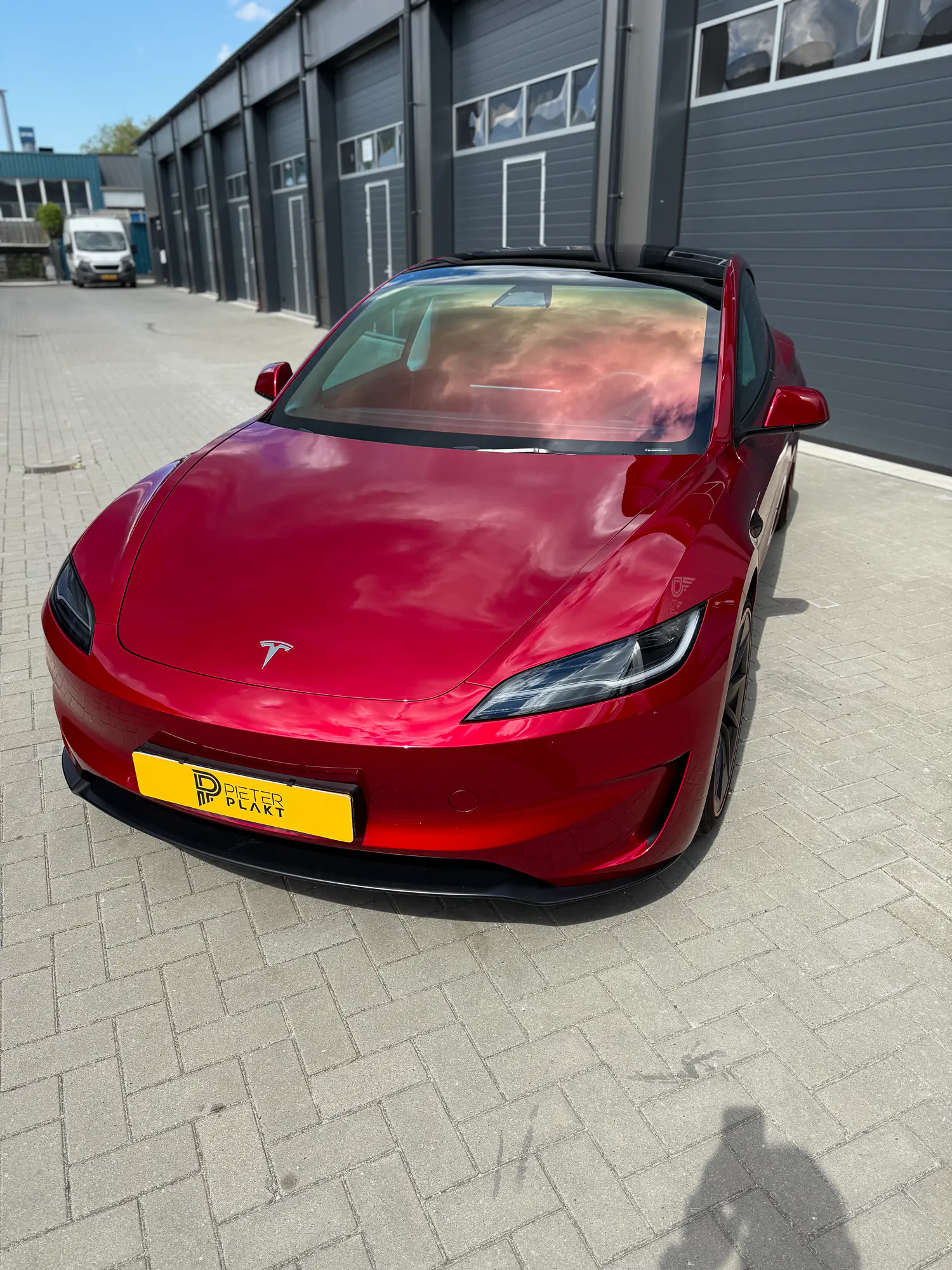 Achterzijde van de geblindeerde Tesla Model 3