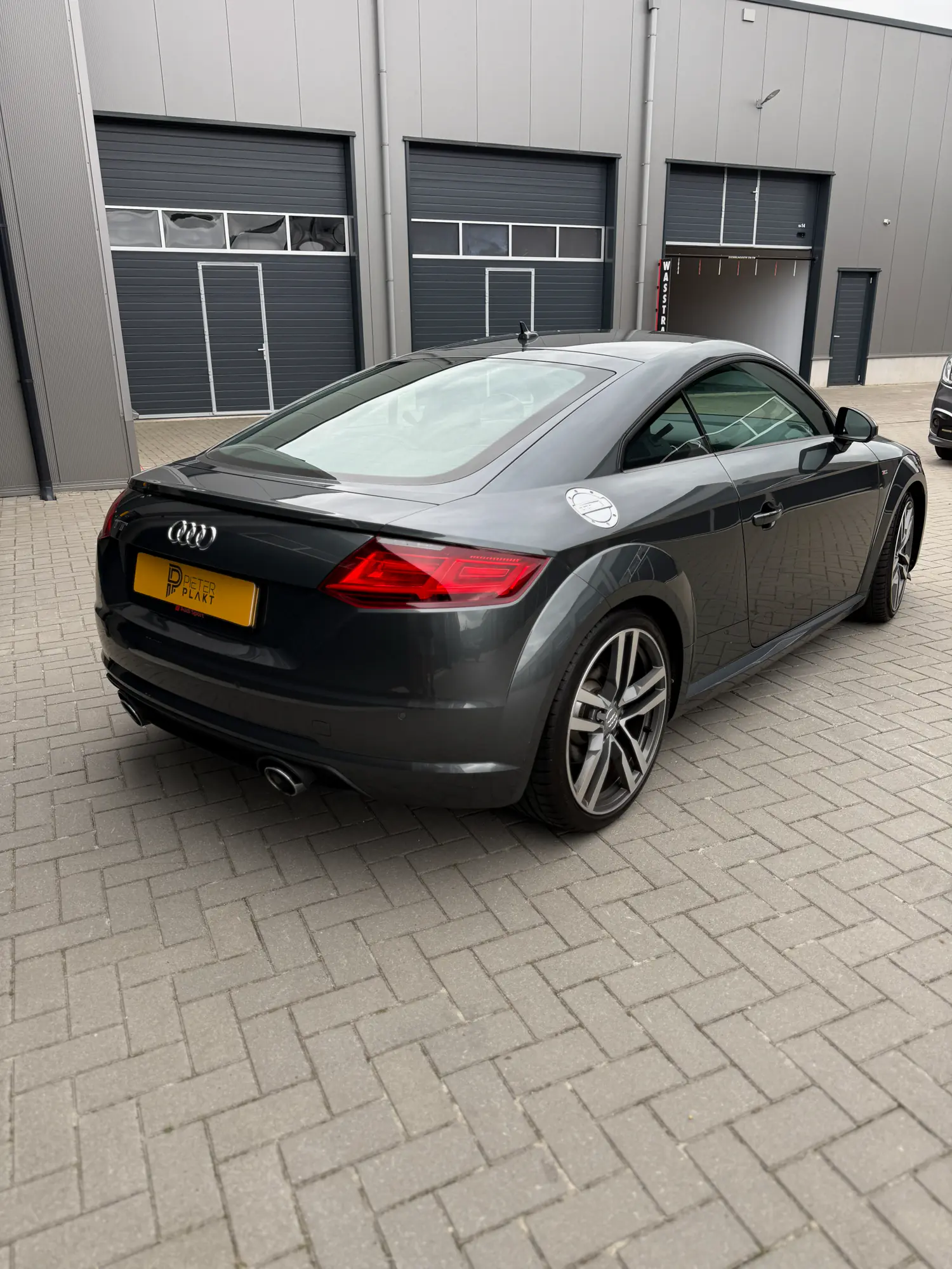 Audi TT tijdens het blinderen van de ruiten in de werkplaats van Pieter Plakt