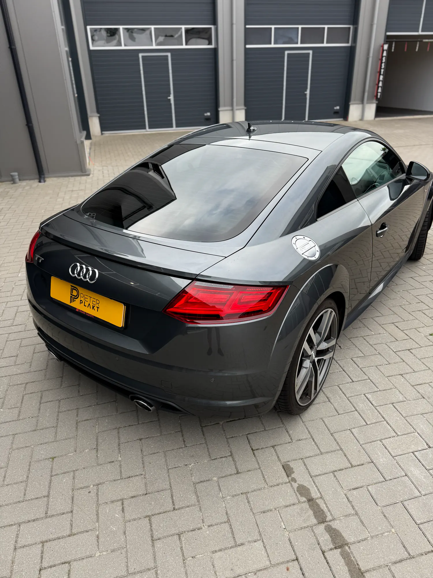 Zijaanzicht van de geblindeerde Audi TT