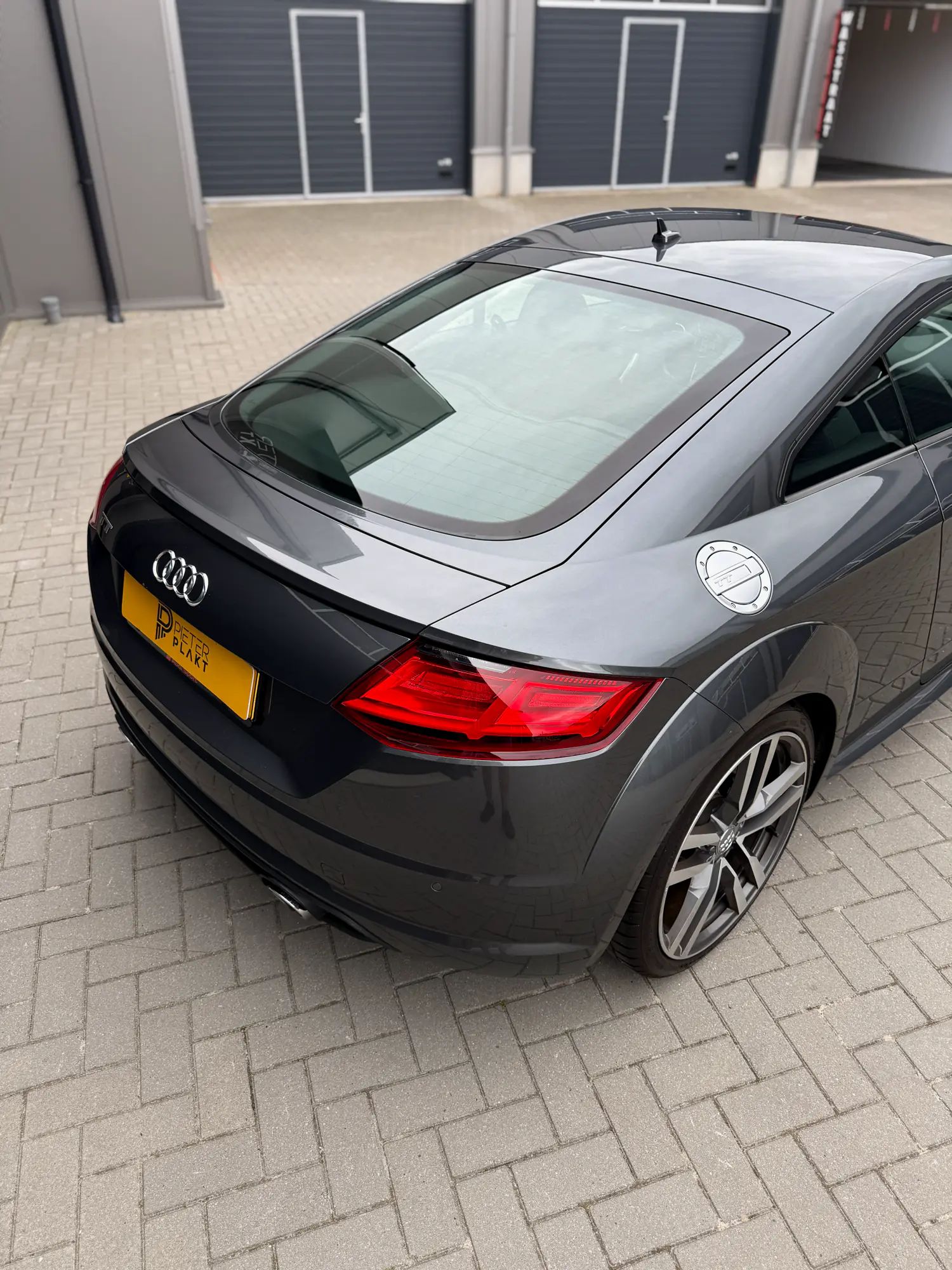 Aanbrengen van 20% keramische DOT-Matrix Windowfilm op een zijruit van de Audi TT