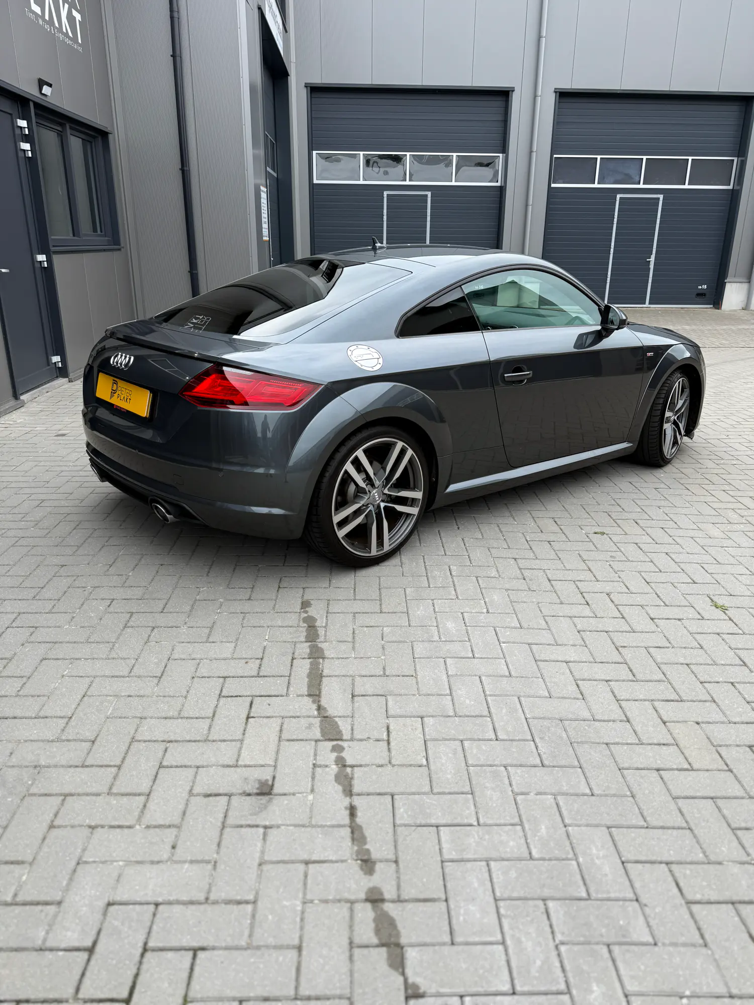 Achterzijde van de geblindeerde Audi TT