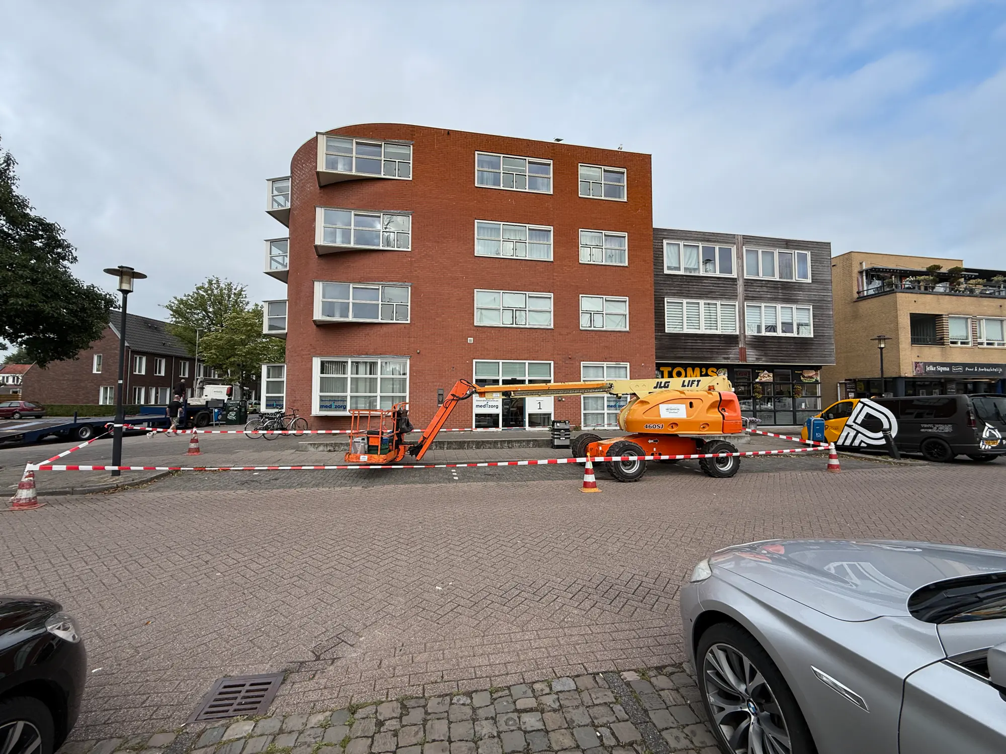 Zonwerende raamfolie aangebracht op de beglazing van een appartementencomplex aan het Cambuurplein