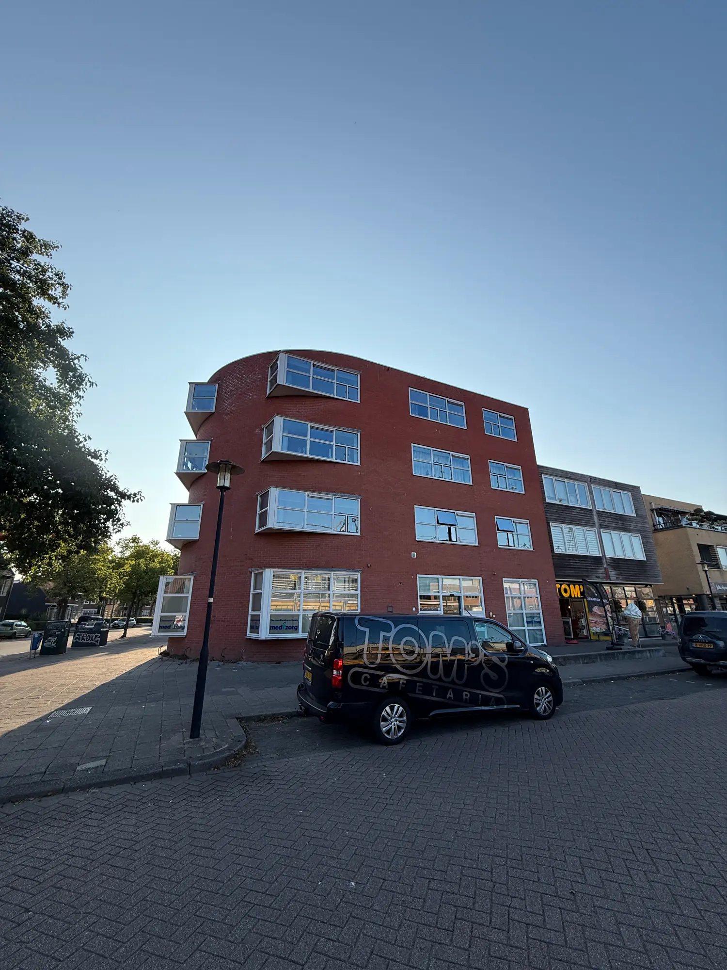 Zonwerende raamfolie op de pui van het appartementencomplex