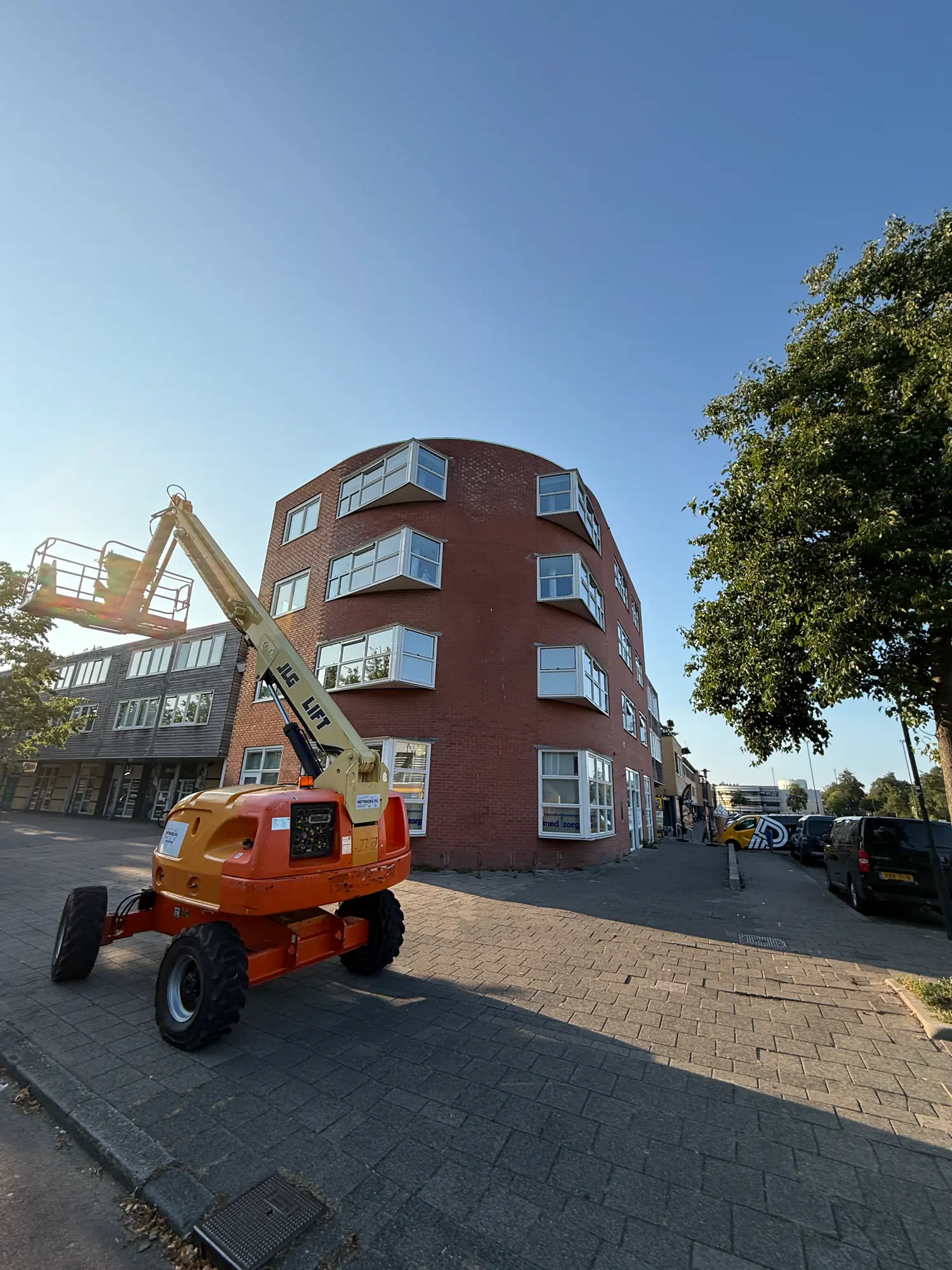 Eindresultaat zonwerende folie Cambuurplein door Pieter Plakt