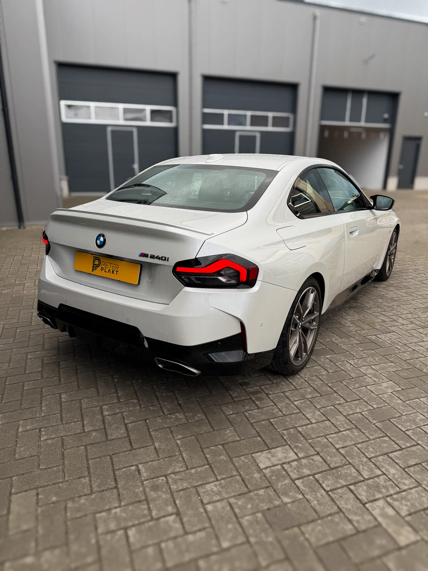 BMW 240i in de werkplaats van Pieter Plakt voor het blinderen van de ruiten