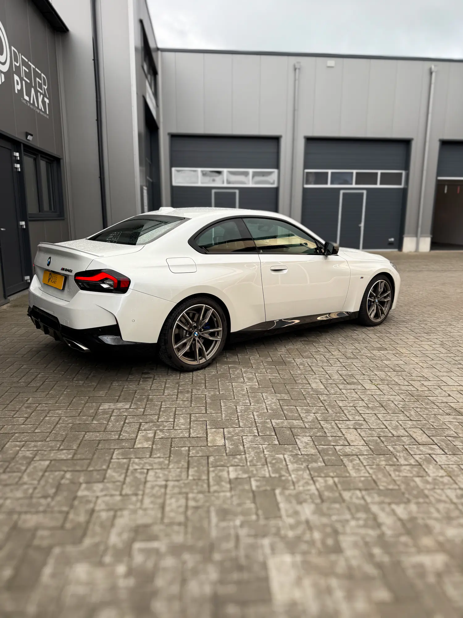 Aanbrengen van 20% keramische DOT-Matrix Windowfilm op de BMW 240i