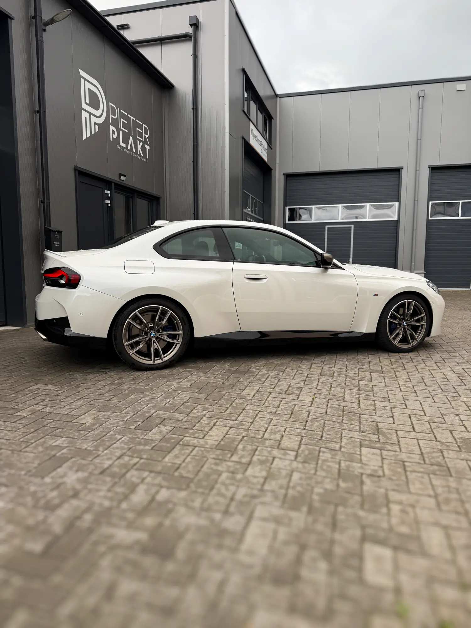 Geblindeerde zijruit van de BMW 240i met 20% keramische folie