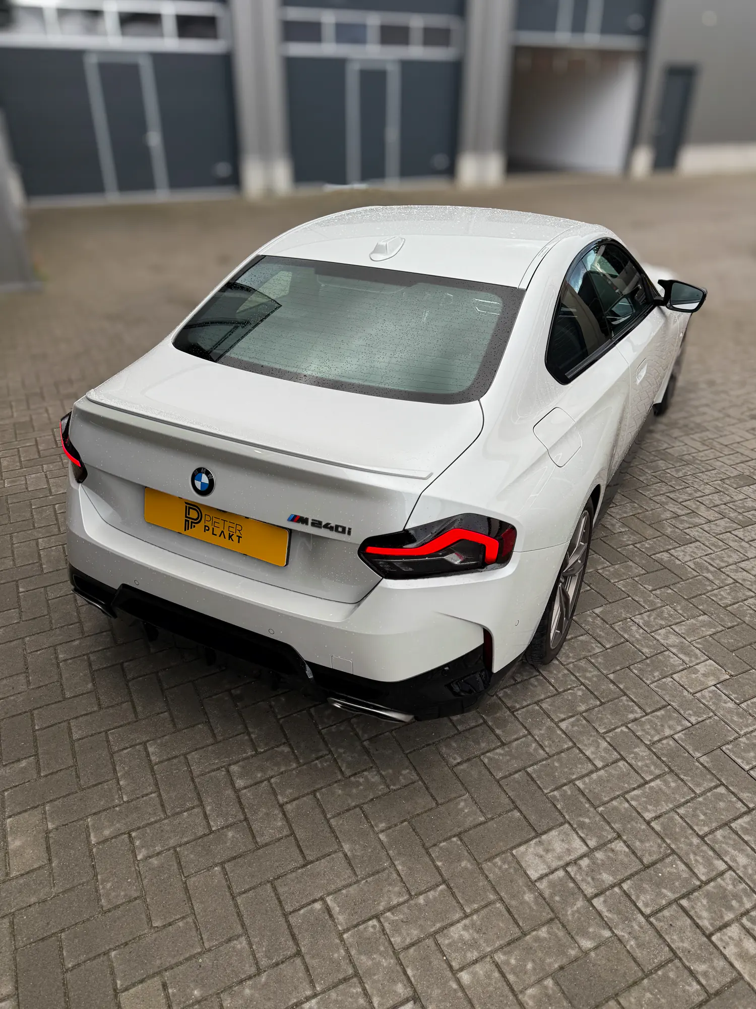 Achterruit van de BMW 240i met keramische DOT-Matrix Windowfilm