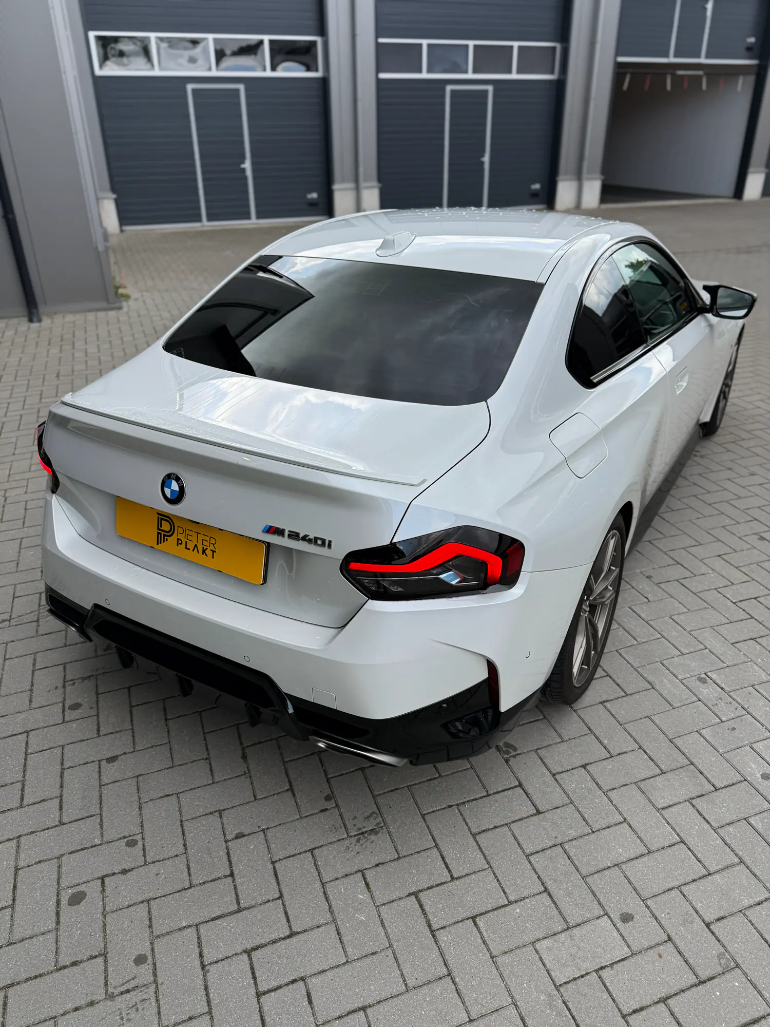 Geblindeerde BMW 240i bij de werkplaats in Burgum