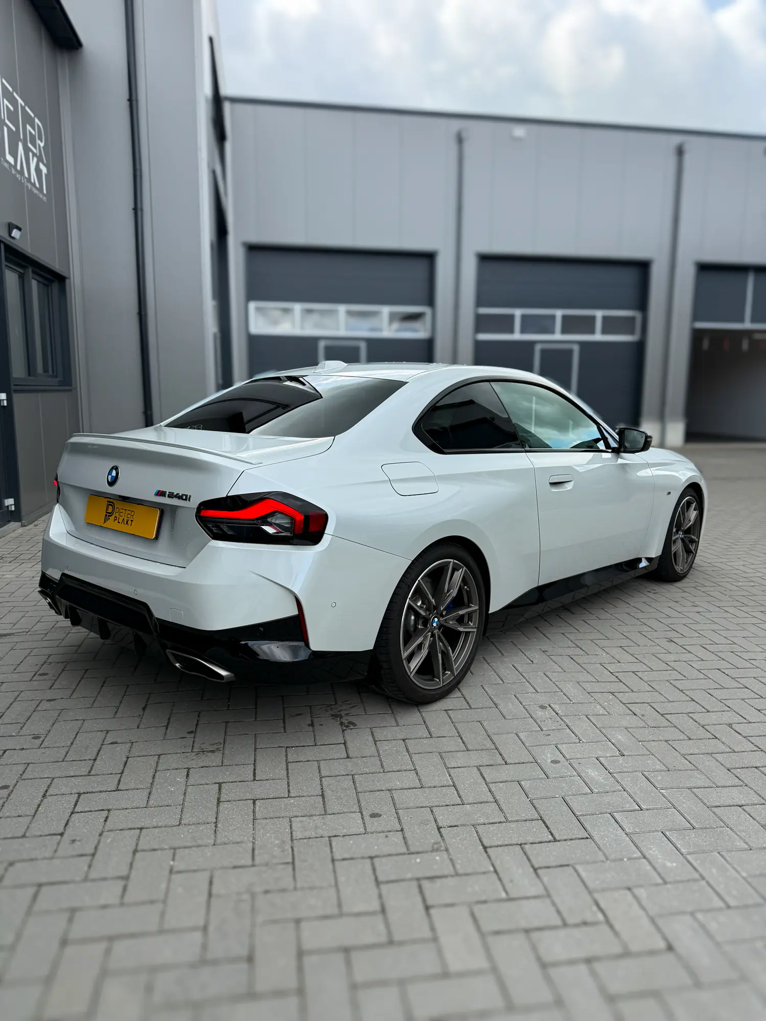 BMW 240i met 20% keramische DOT-Matrix Windowfilm, achterzijde