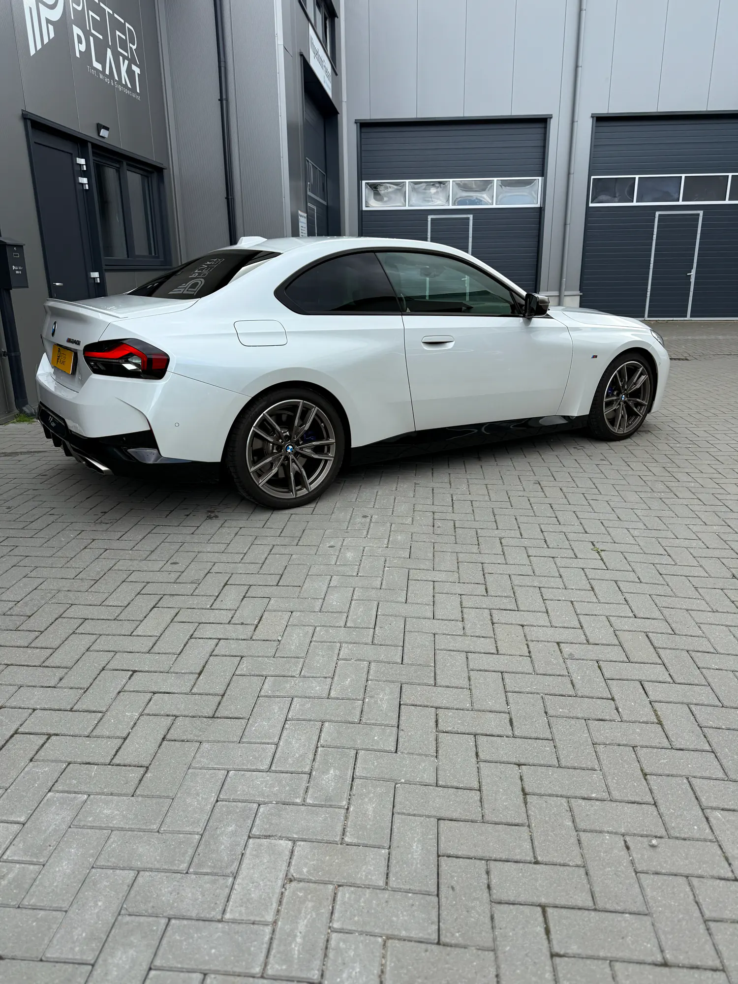 Eindresultaat autoruiten blinderen BMW 240i door Pieter Plakt in Burgum