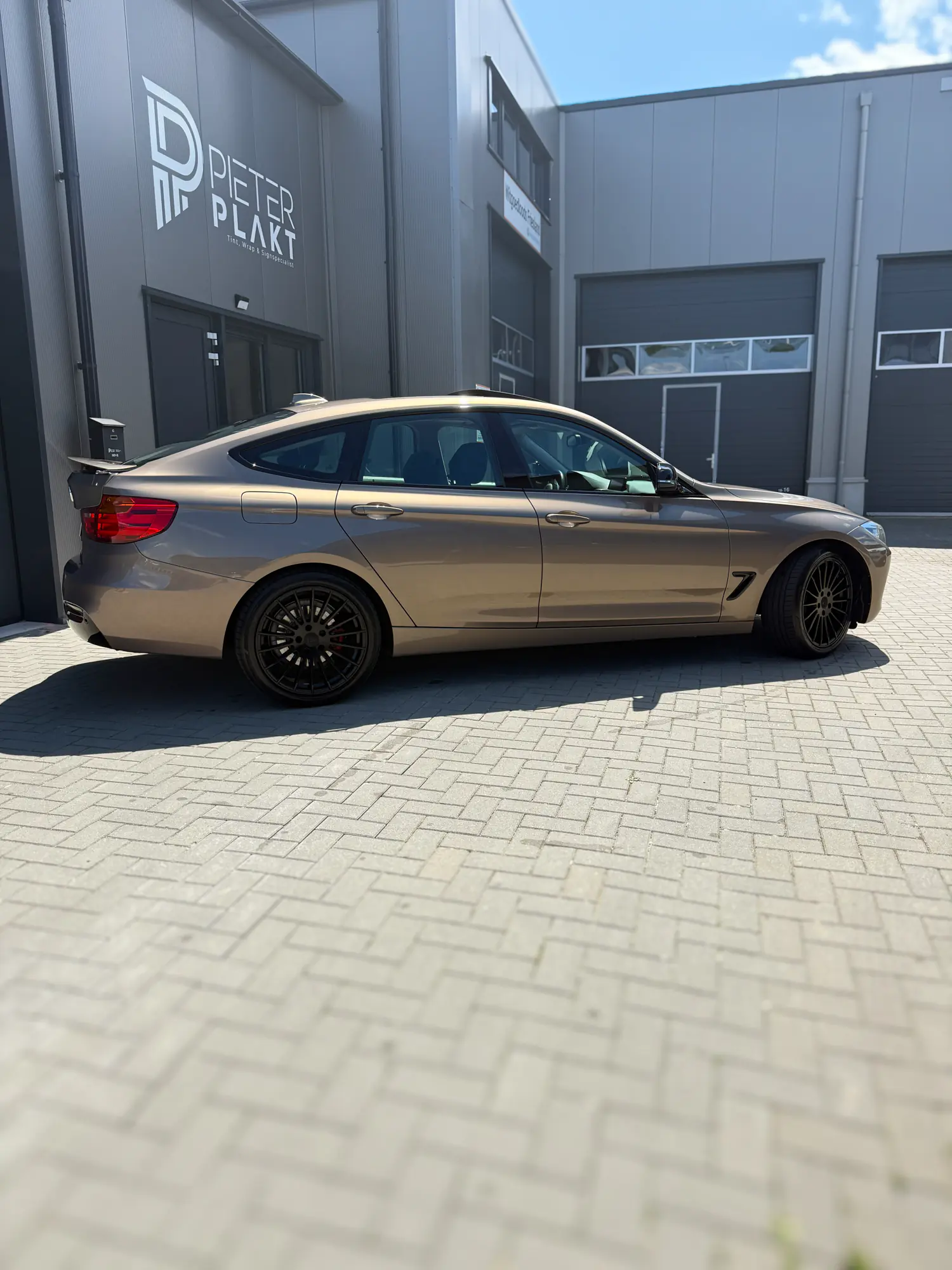 Aanbrengen van 20% keramische DOT-Matrix Windowfilm op een zijruit van de BMW GT