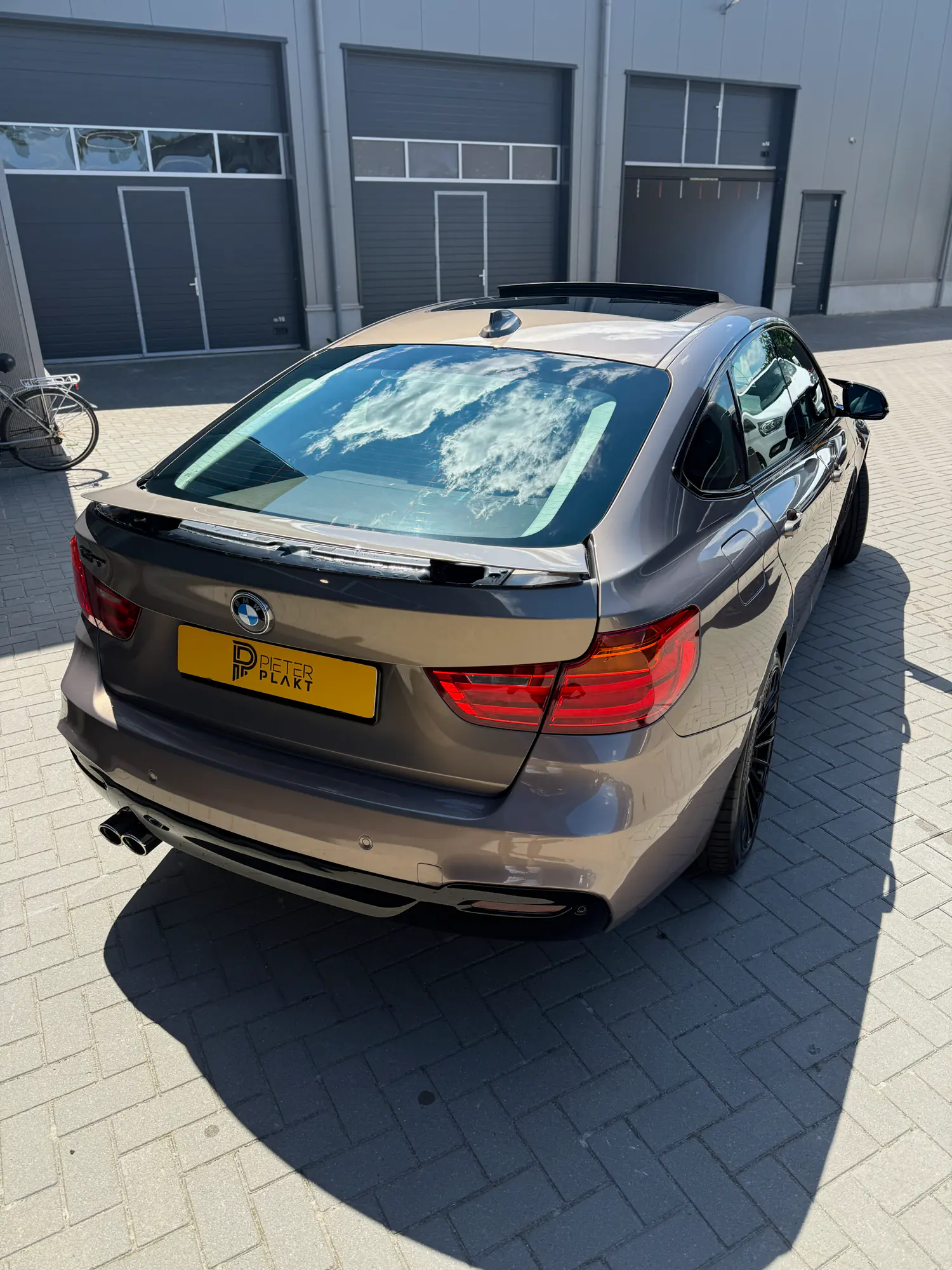 BMW GT in de werkplaats van Pieter Plakt voor het blinderen van de ruiten
