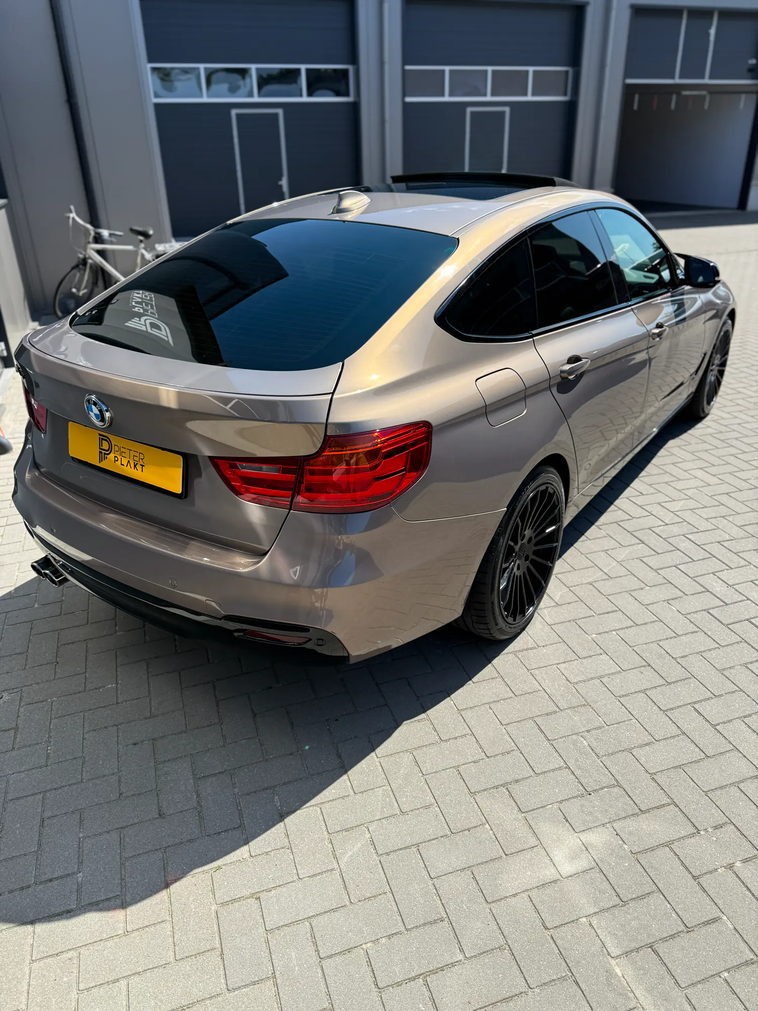 BMW GT met geblindeerde ruiten, zijaanzicht