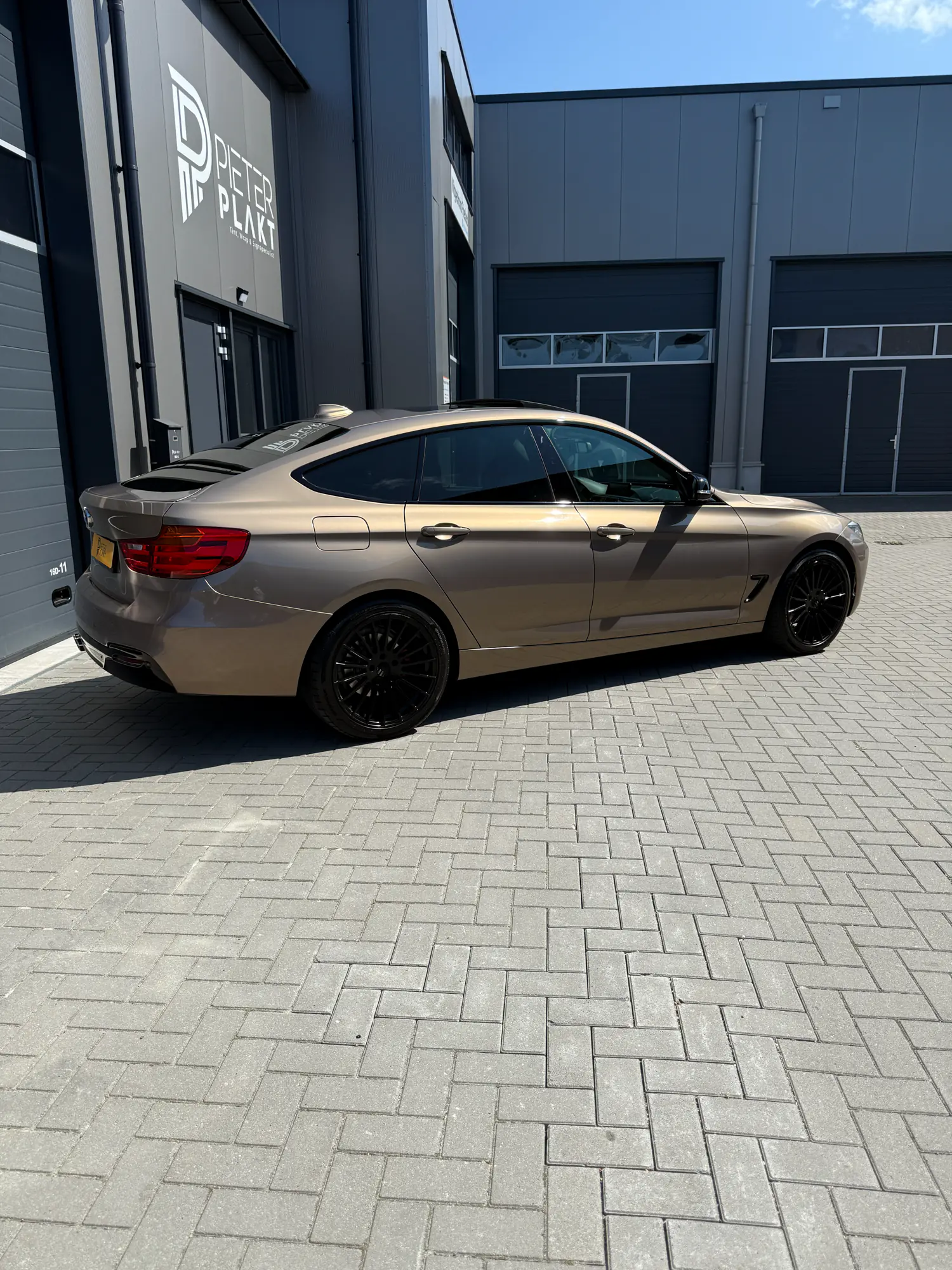 Detail van de afwerking langs de stippenrand van de BMW GT