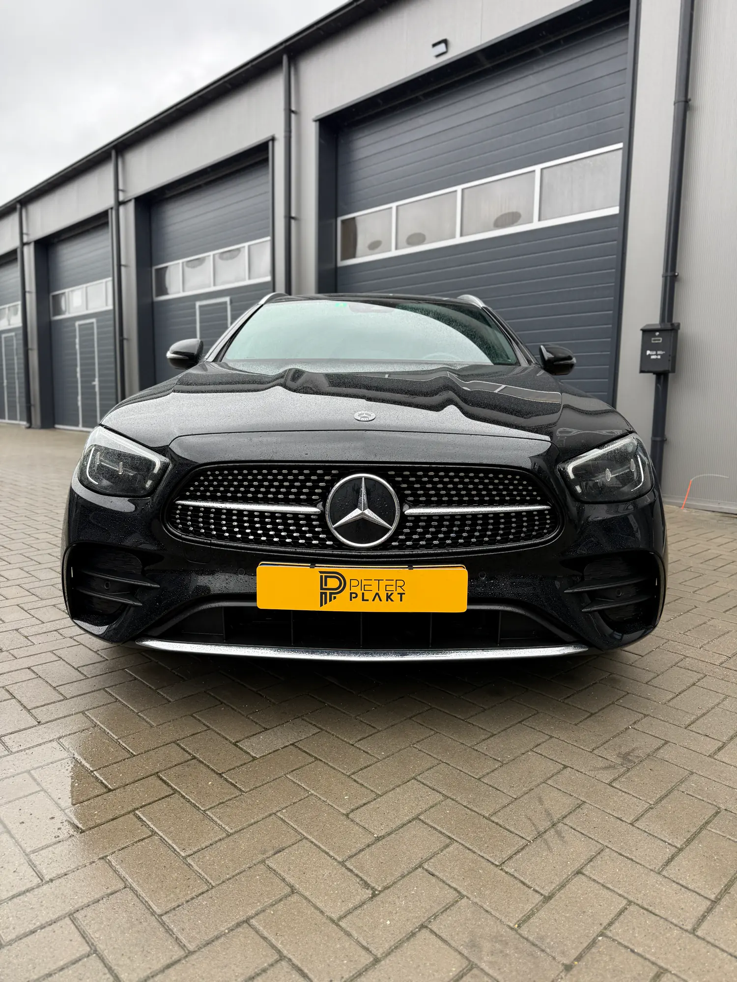 Grille van de Mercedes E-Klasse na het ontchromen
