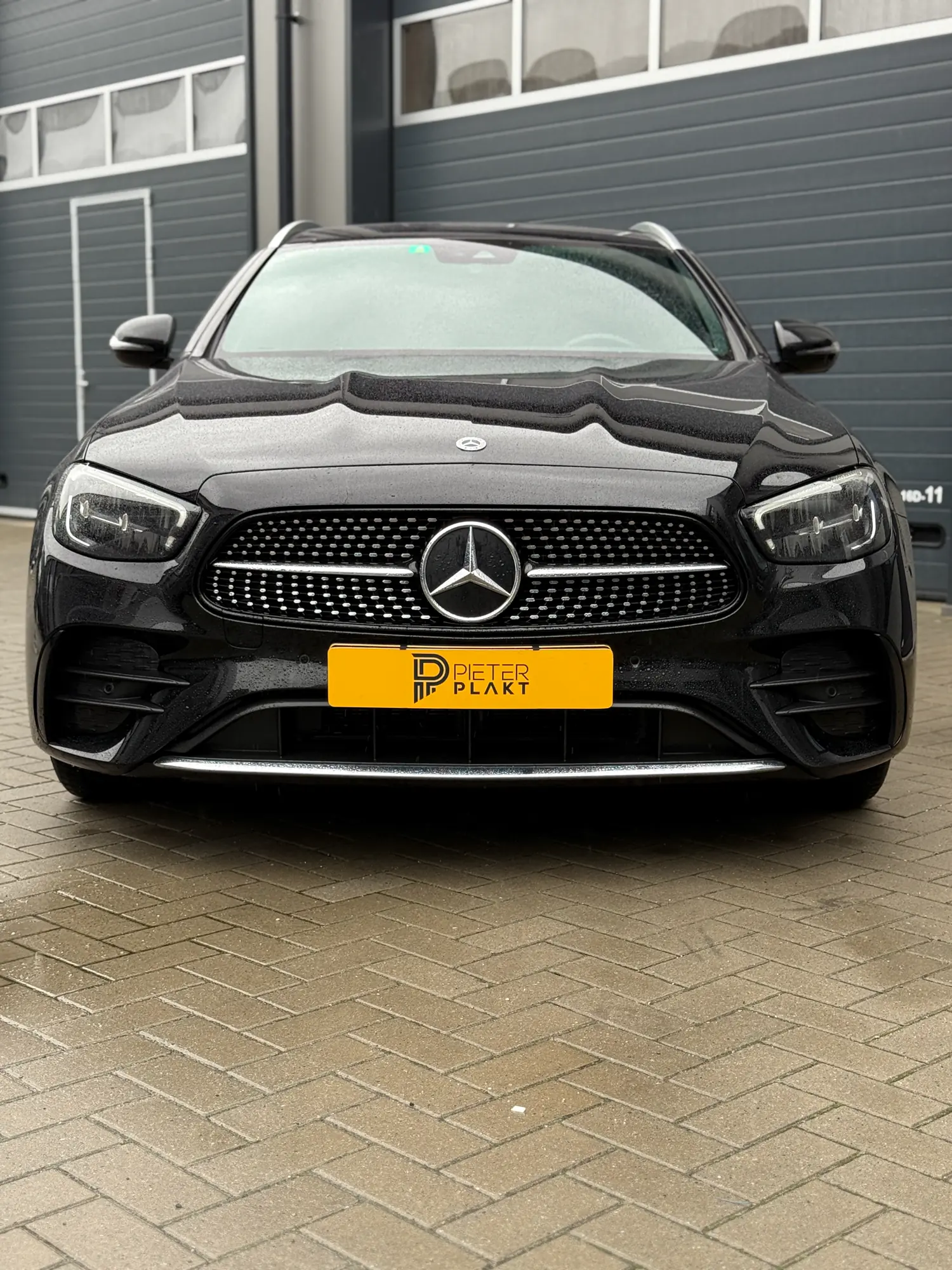 Gedemonteerd onderdeel tijdens het ontchromen van de Mercedes E-Klasse