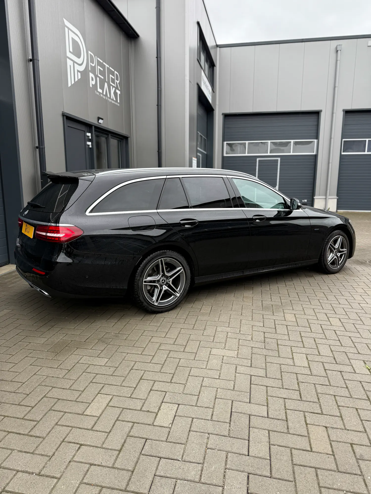 Ontchroomde Mercedes E-Klasse bij de werkplaats in Burgum