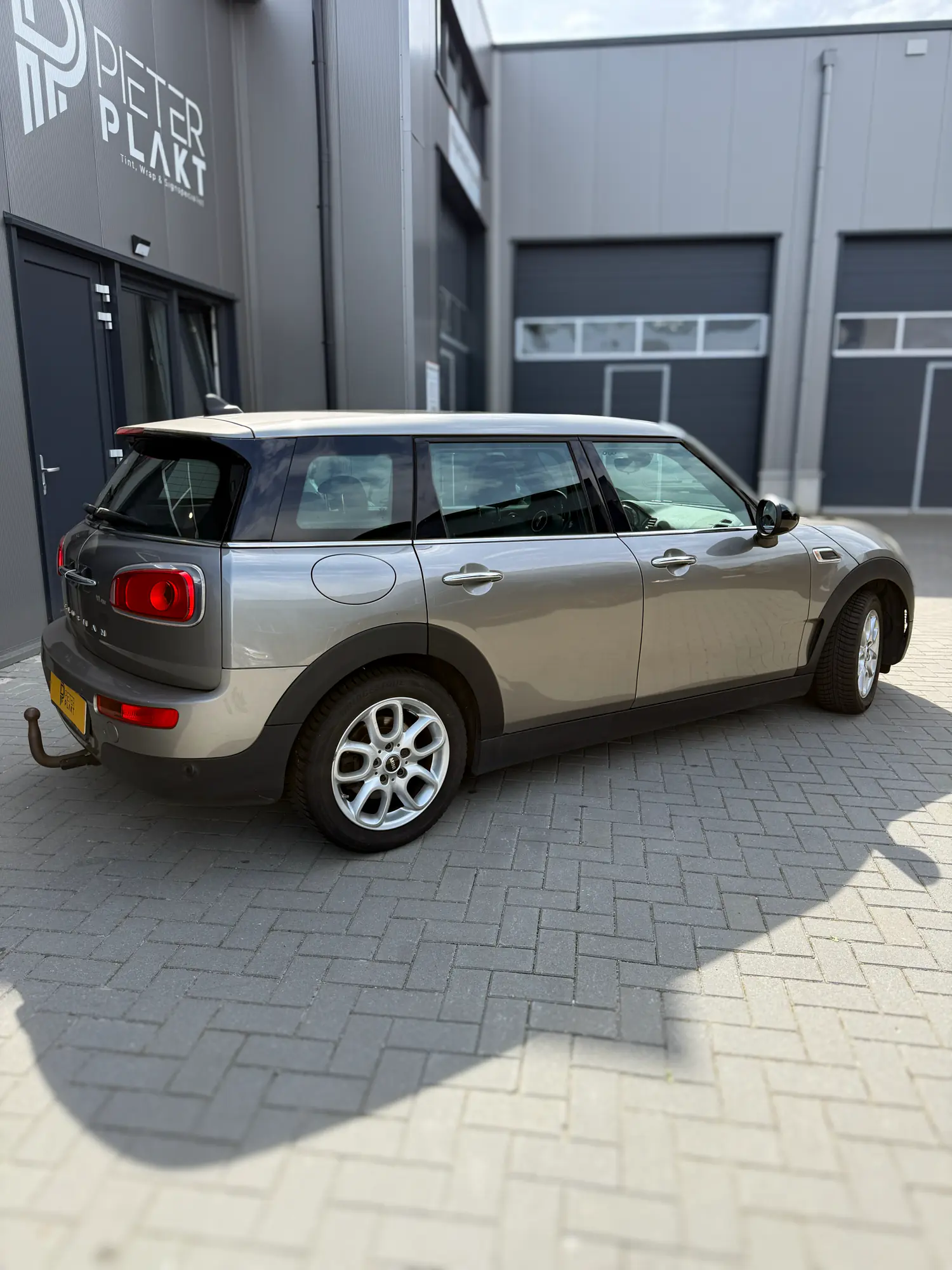 Aanbrengen van 20% keramische DOT-Matrix Windowfilm op de Mini Clubman