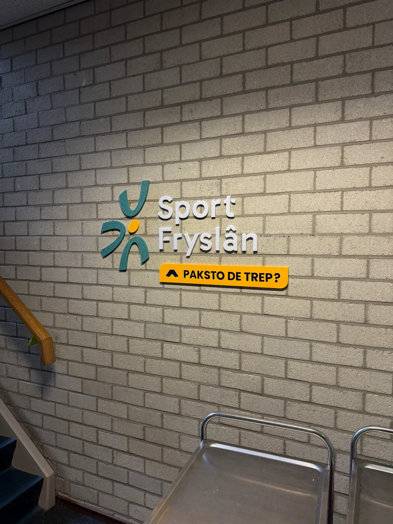 Detail van de interieurbelettering bij Sport Fryslân