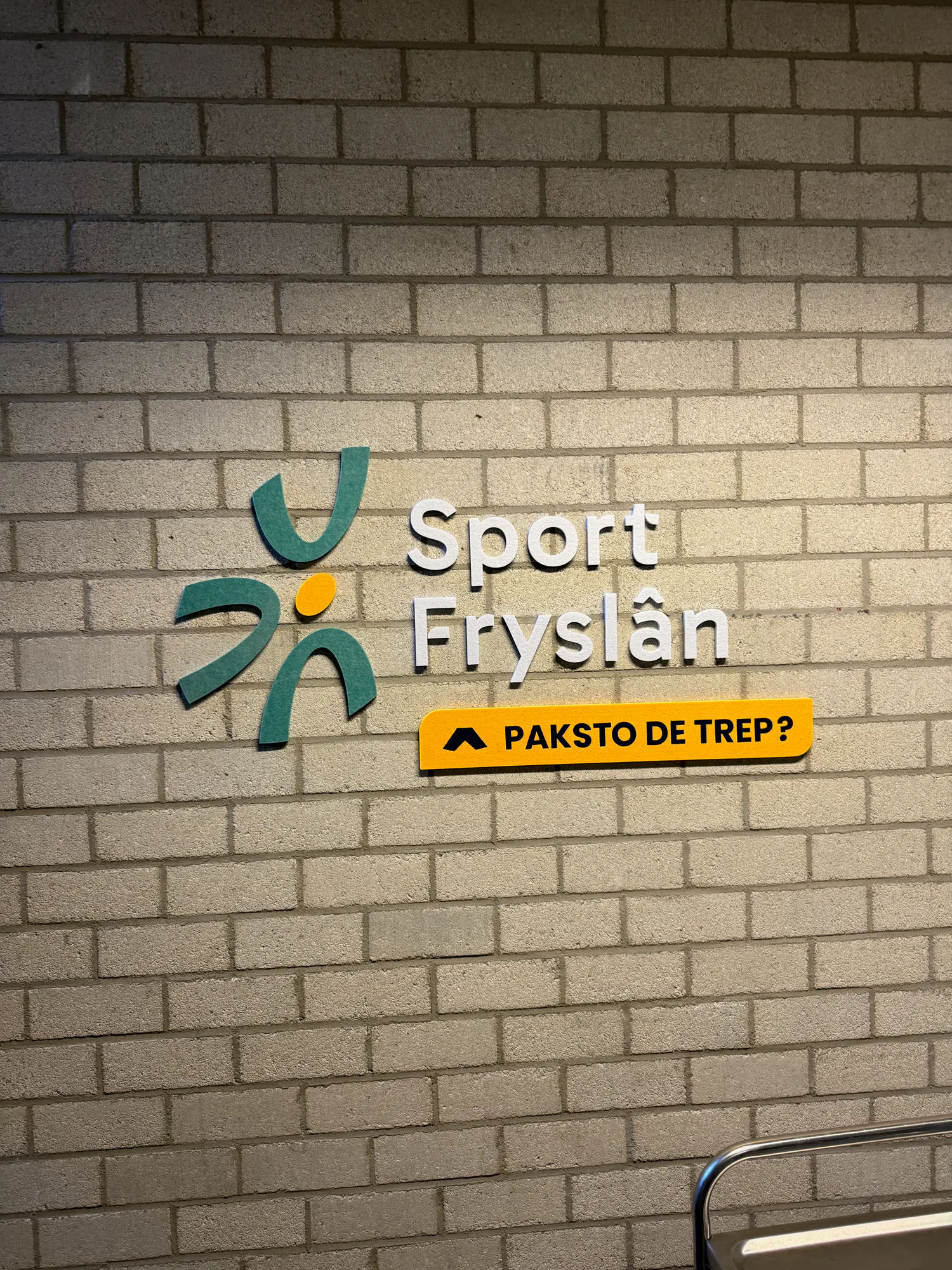 Viltletters en belettering voor Sport Fryslân, aangebracht door Pieter Plakt