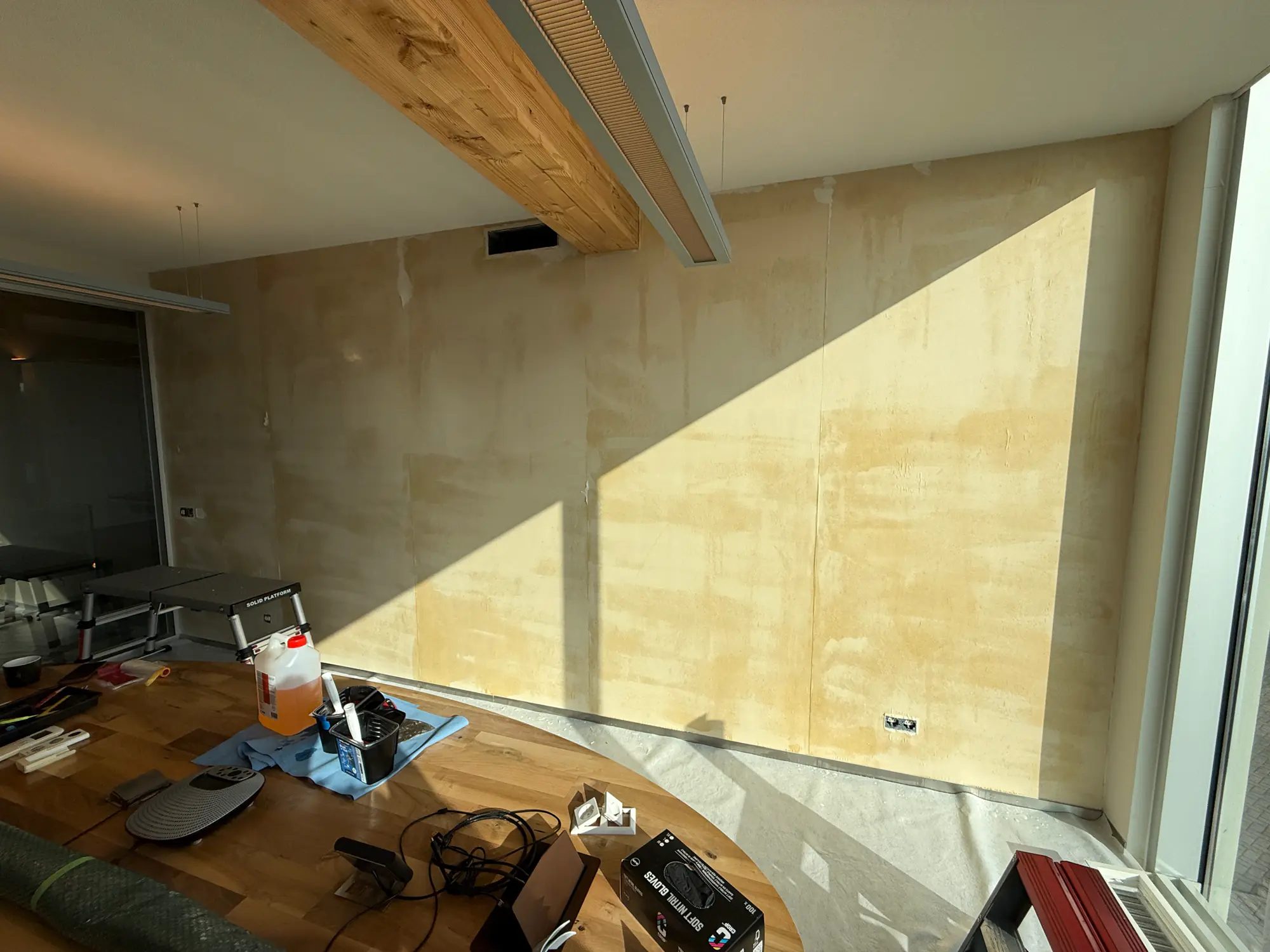Wandbekleding met fotobehang in de bedrijfsruimte van Urus Group