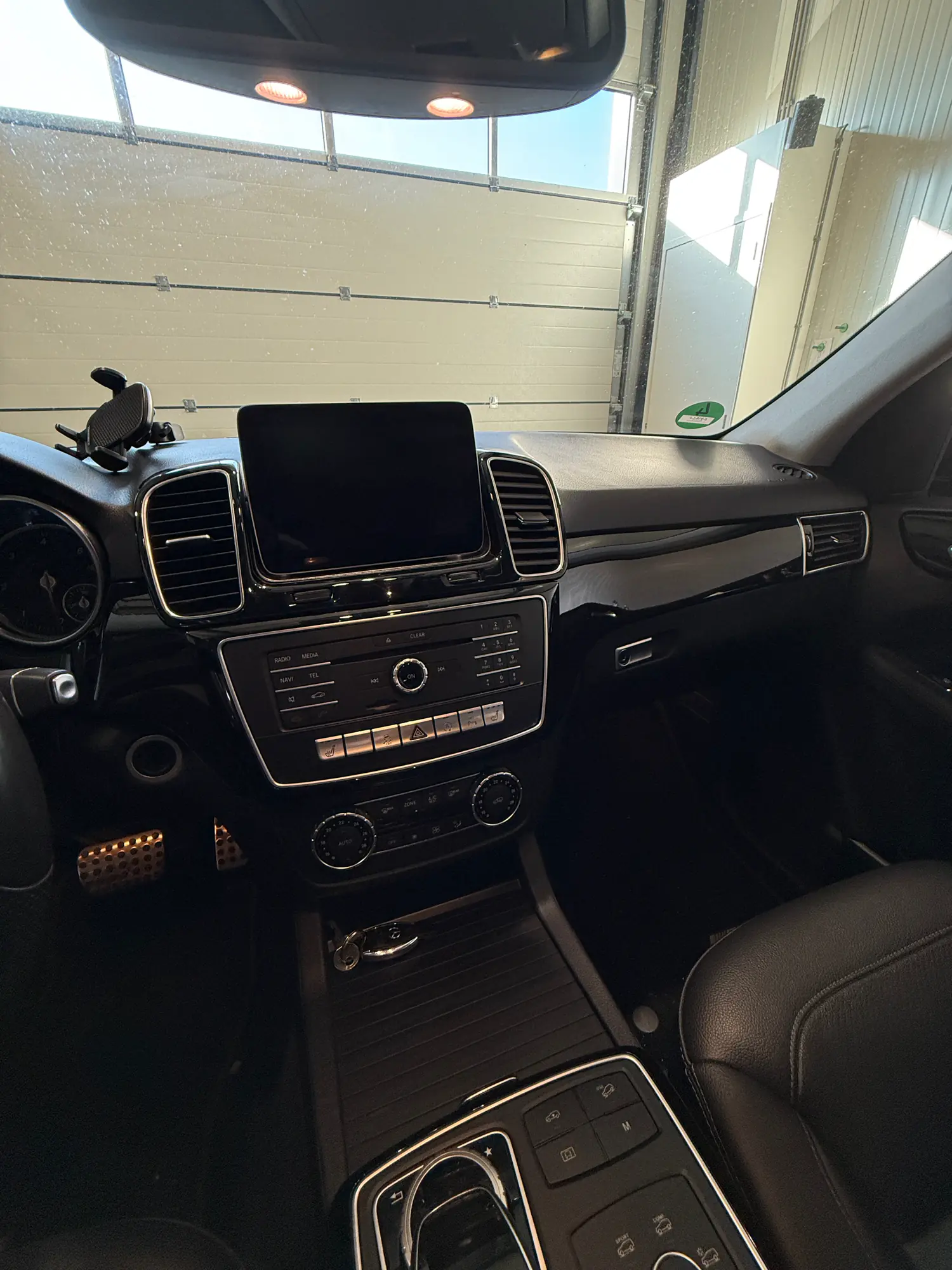 Het aanbrengen van folie op een interieurlijst van de Mercedes GLC