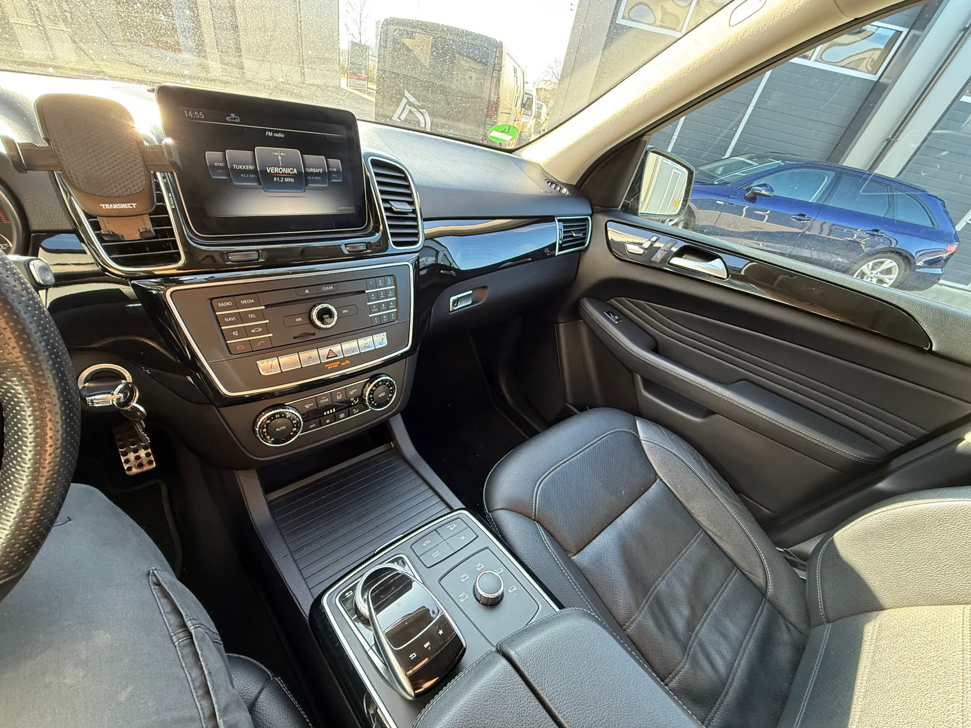 Gewrapte interieurlijst terug in het dashboard van de Mercedes GLC