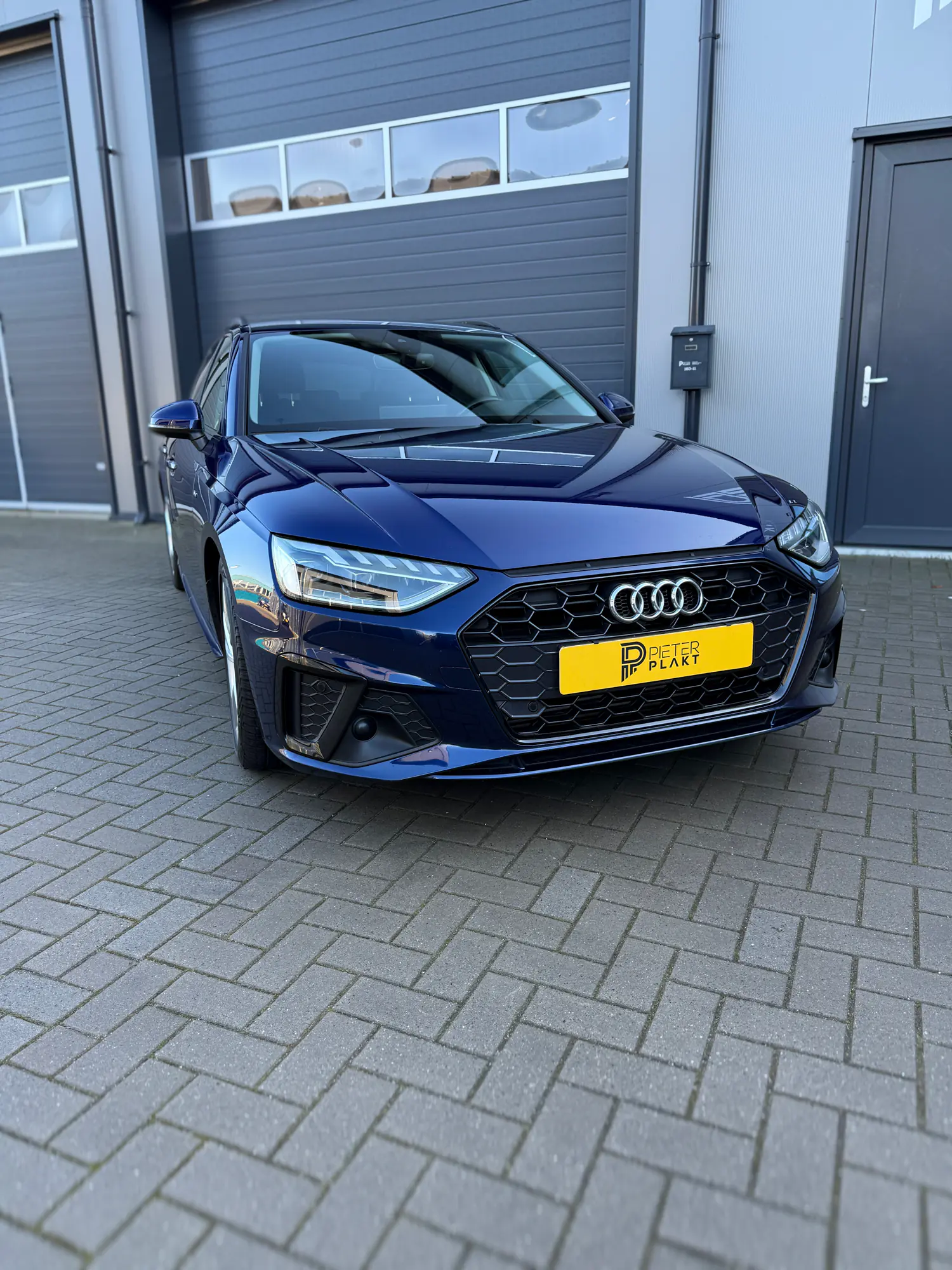 Detailopname van de overgang tussen folie en lak