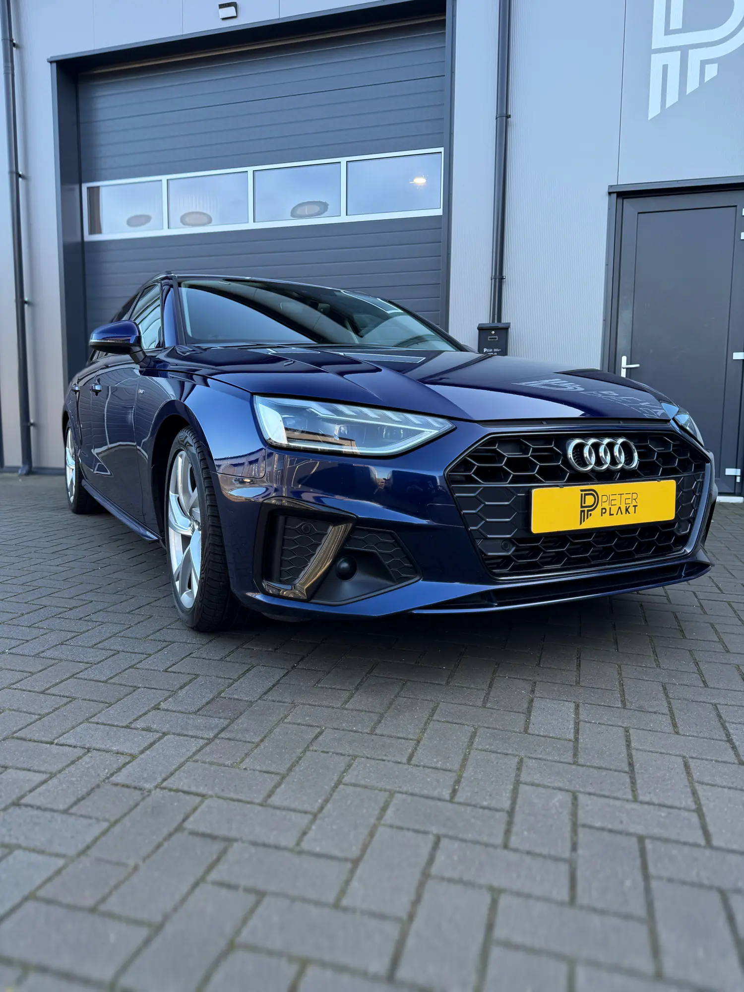 Achterzijde van de ontchroomde Audi A4 Avant