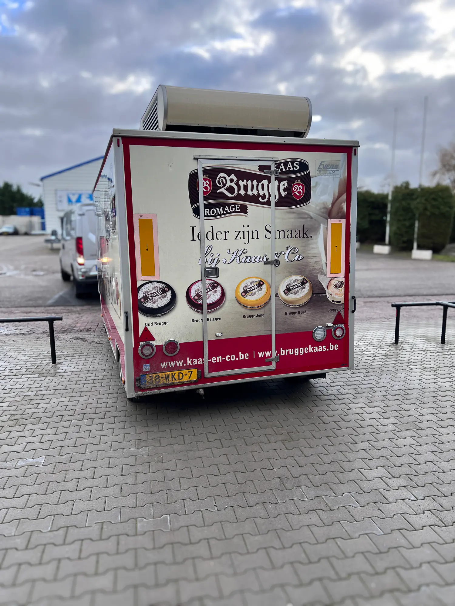 De tweedehands verkoopaanhanger zoals hij werd aangekocht, met de bestickering van de vorige eigenaar