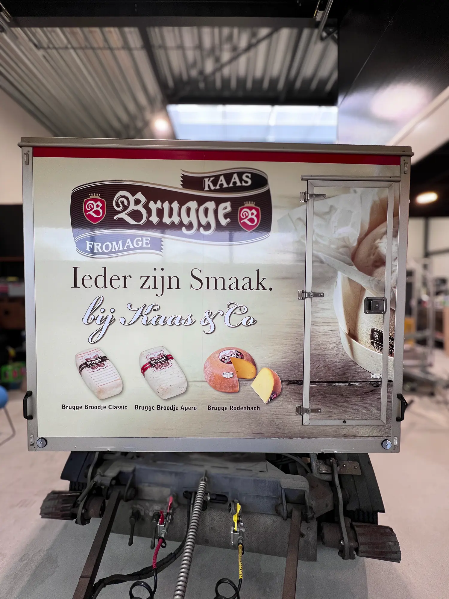 Detailopname van de oude kaasbestickering op de aanhanger