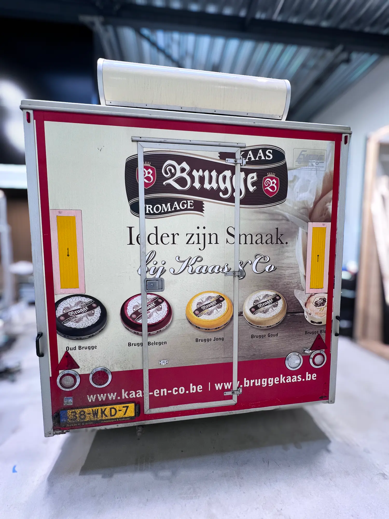 Verkoopaanhanger voor het verwijderen van de oude stickers