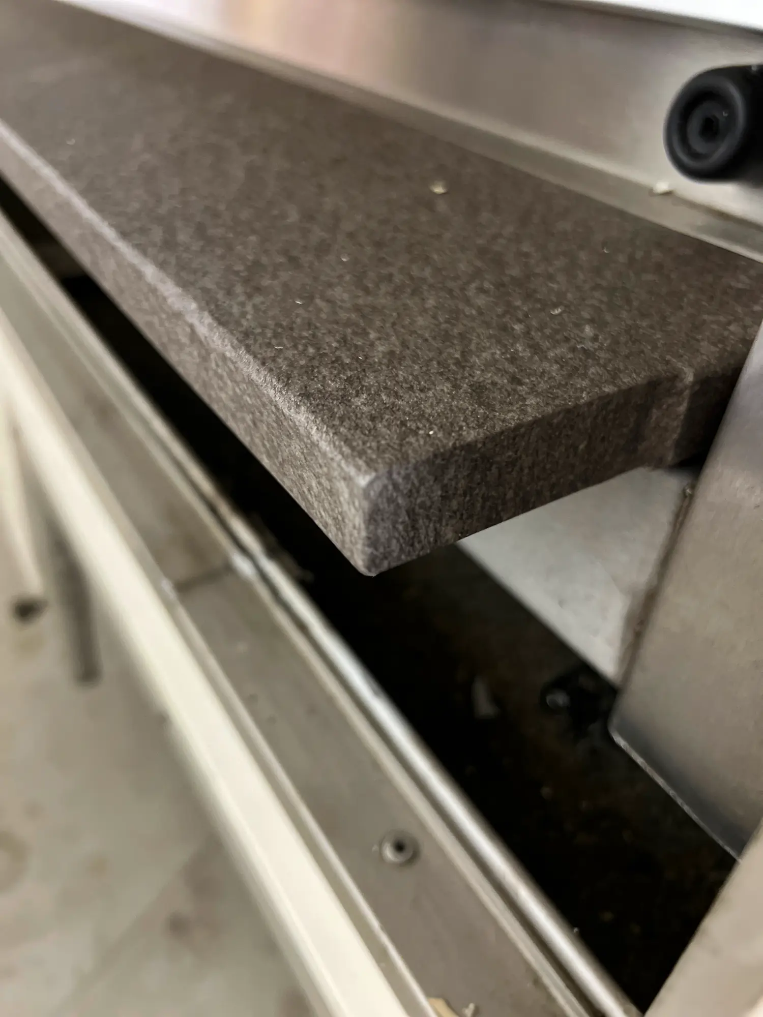 Detail van de bestickering die verwijderd moest worden