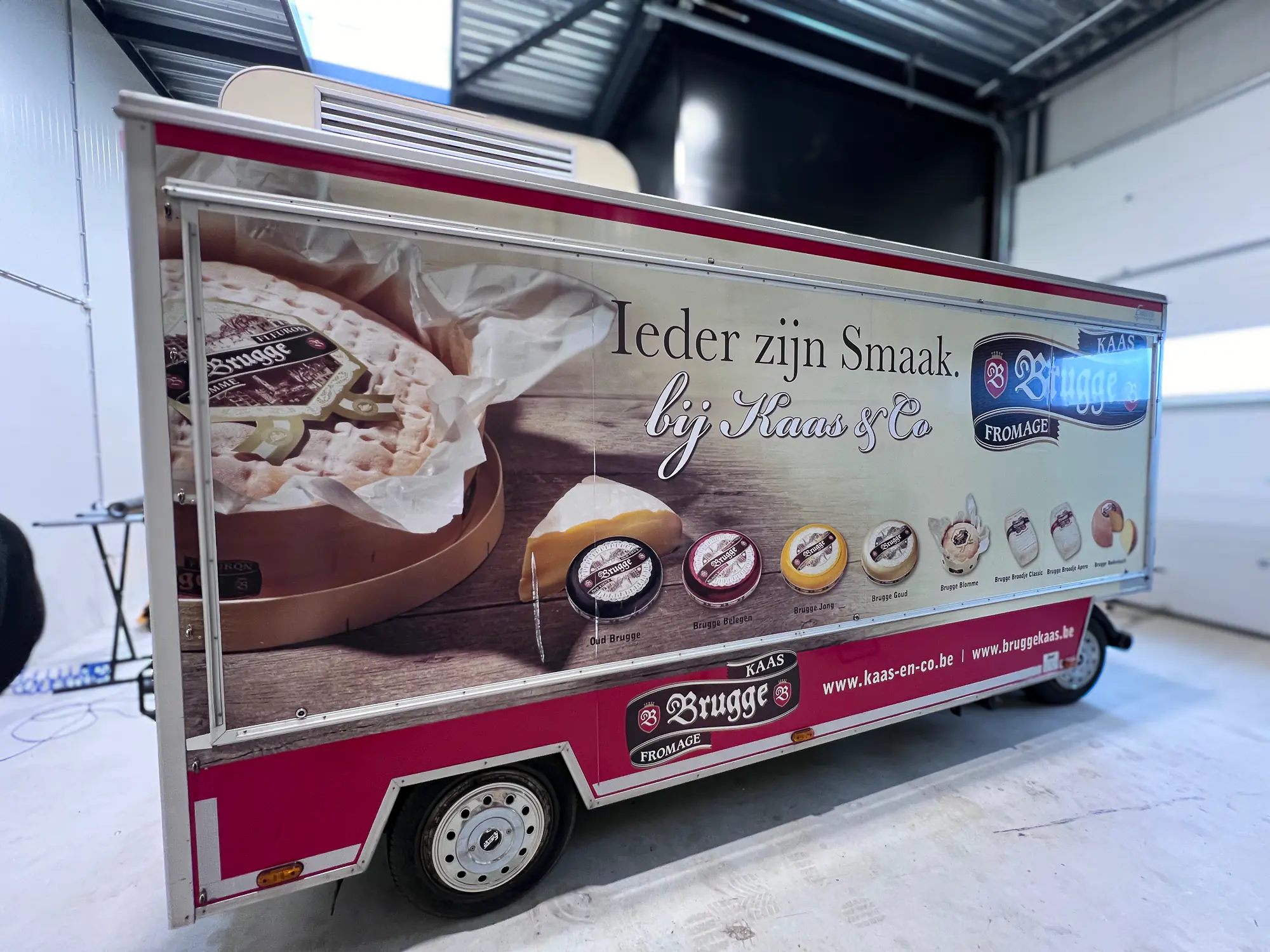 Het front van de aanhanger met de belettering van de vorige eigenaar