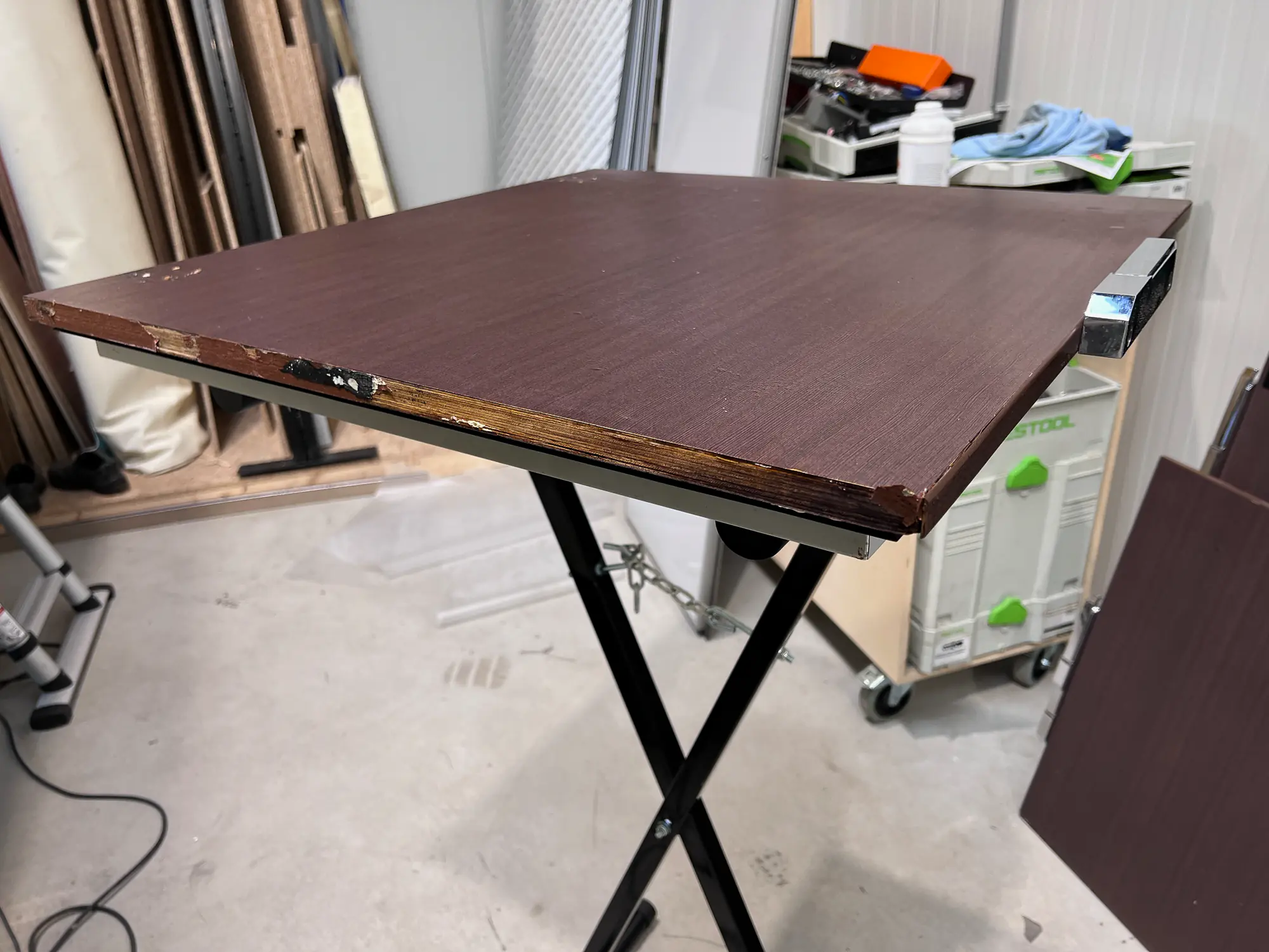Het front van de verkoopaanhanger na behandeling