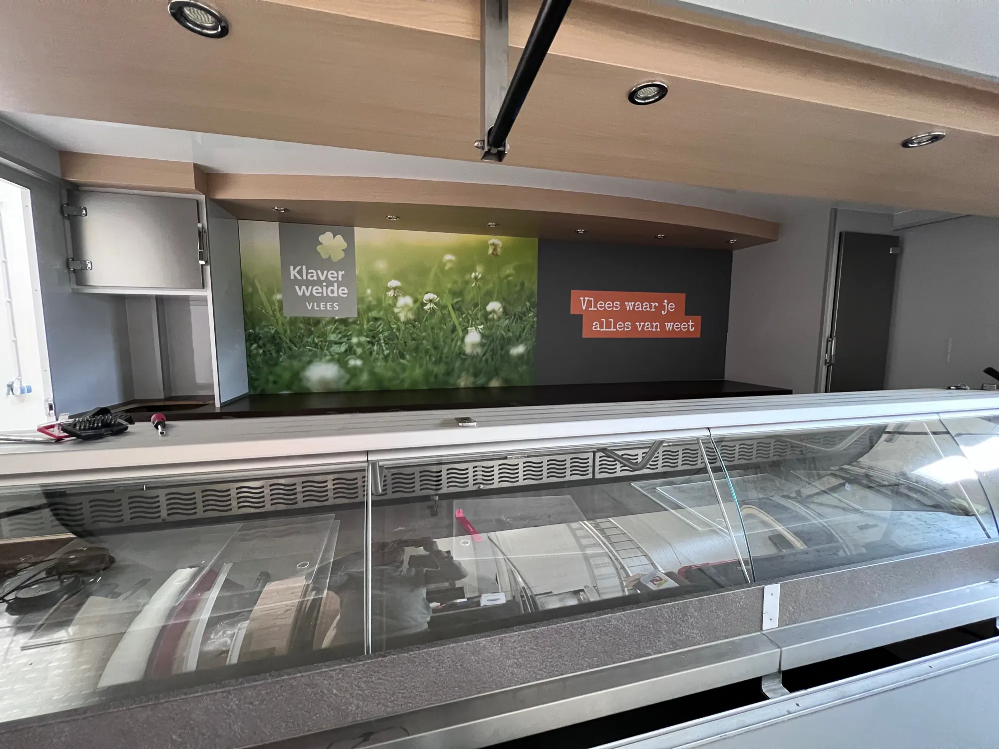 Verkoopaanhanger van Klaverweide Vlees na het beletteren