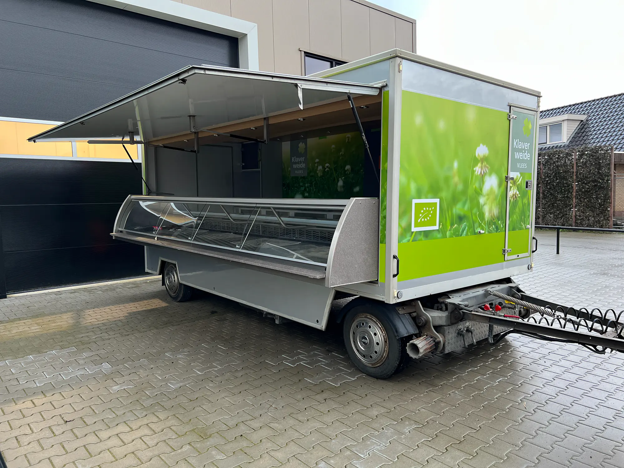 De nieuwe uitstraling van de aanhanger, driekwart aanzicht
