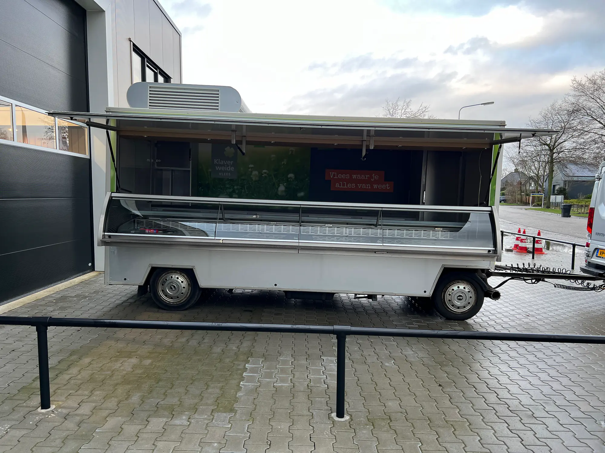 Detail van de nieuwe belettering, met matte en glanzende folies