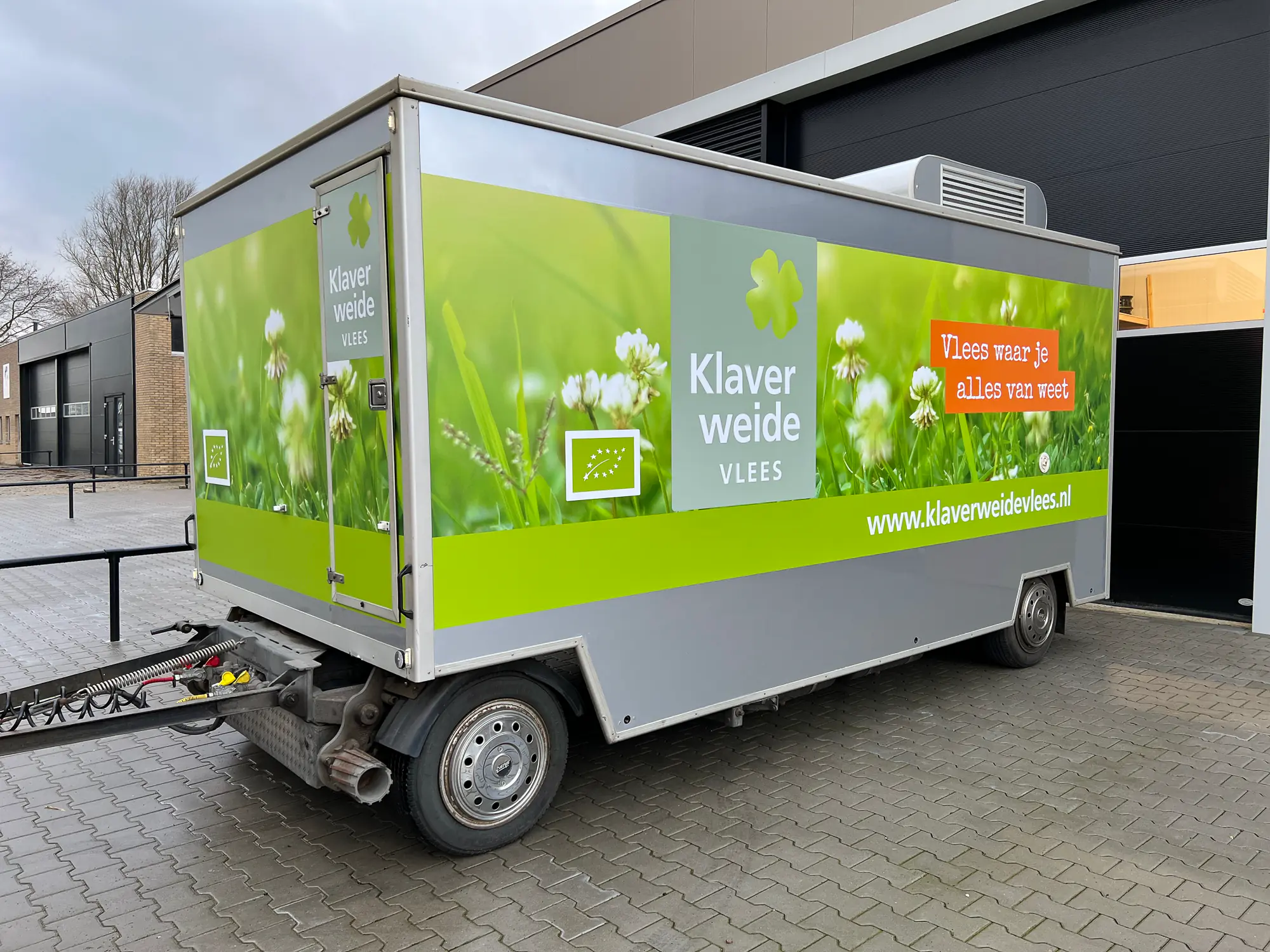 Achterzijde van de aanhanger in de huisstijl van Klaverweide Vlees