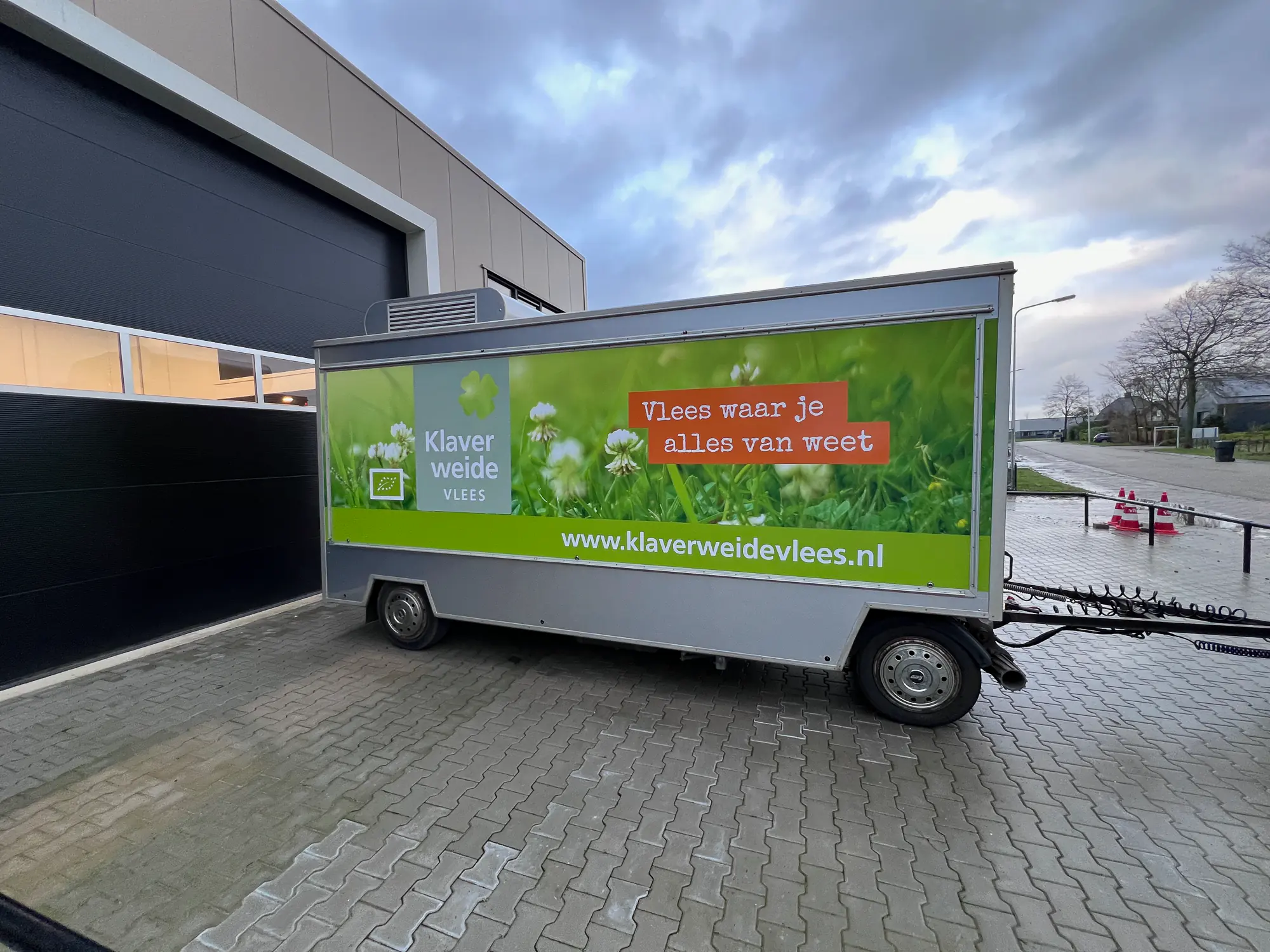 Eindresultaat belettering verkoopaanhanger Klaverweide Vlees door Pieter Plakt in Burgum