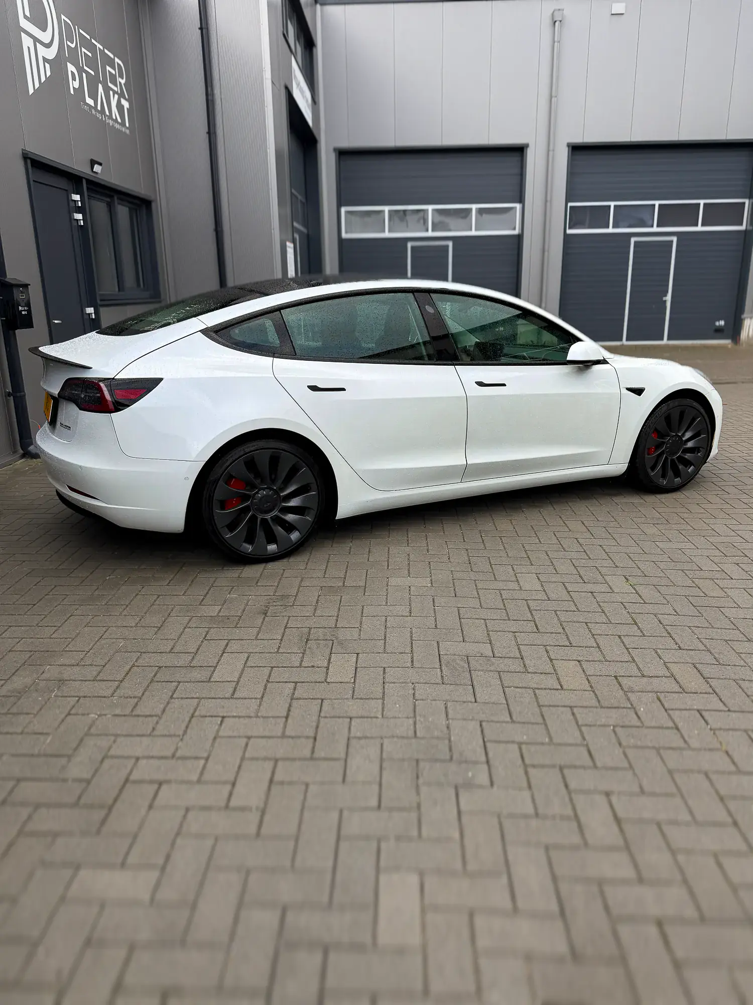 Tesla Model 3 in de werkplaats van Pieter Plakt, voor de behandeling