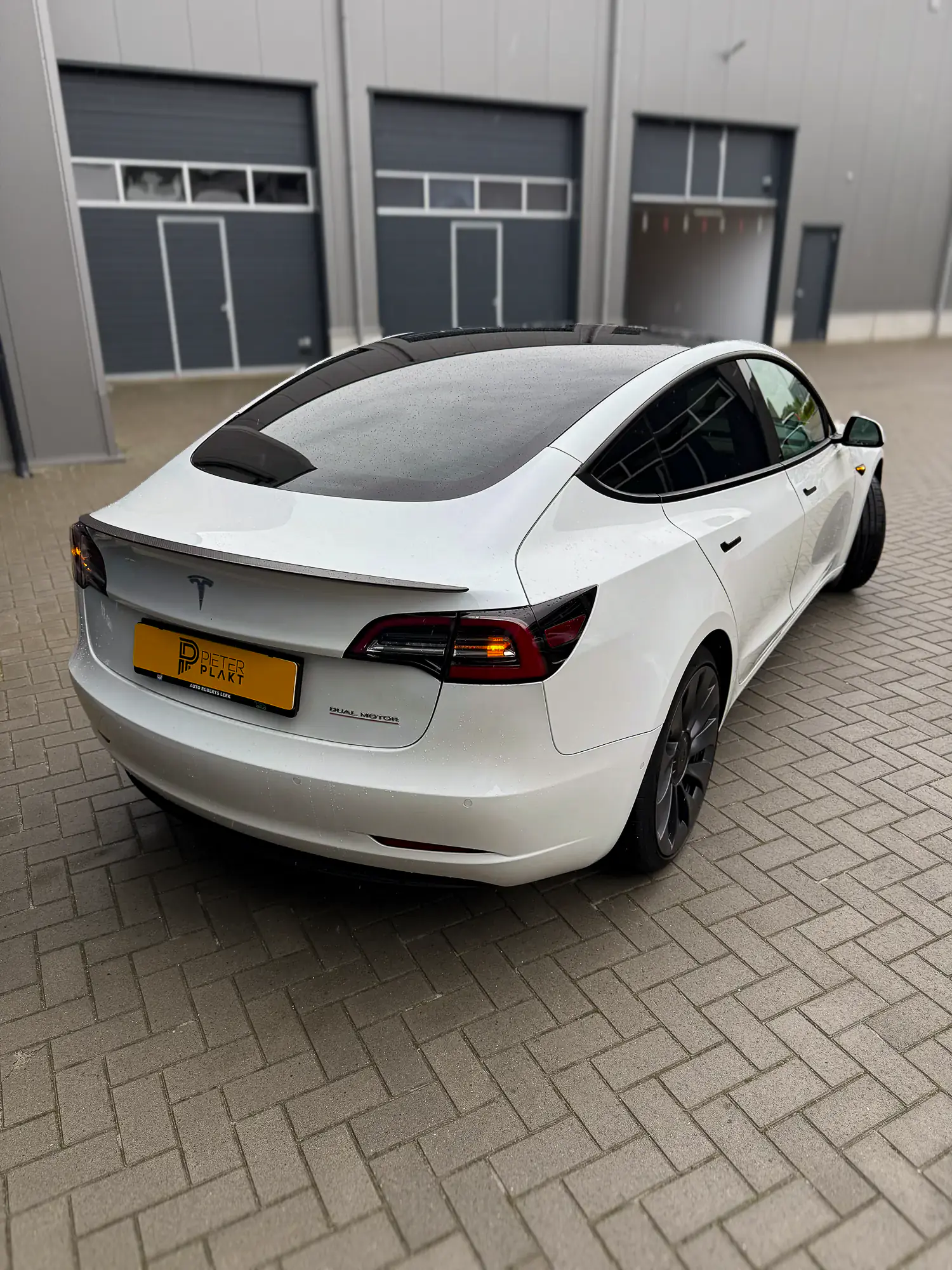 Zijruiten vanaf de B-stijl geblindeerd met 20% keramische DOT-Matrix Windowfilm