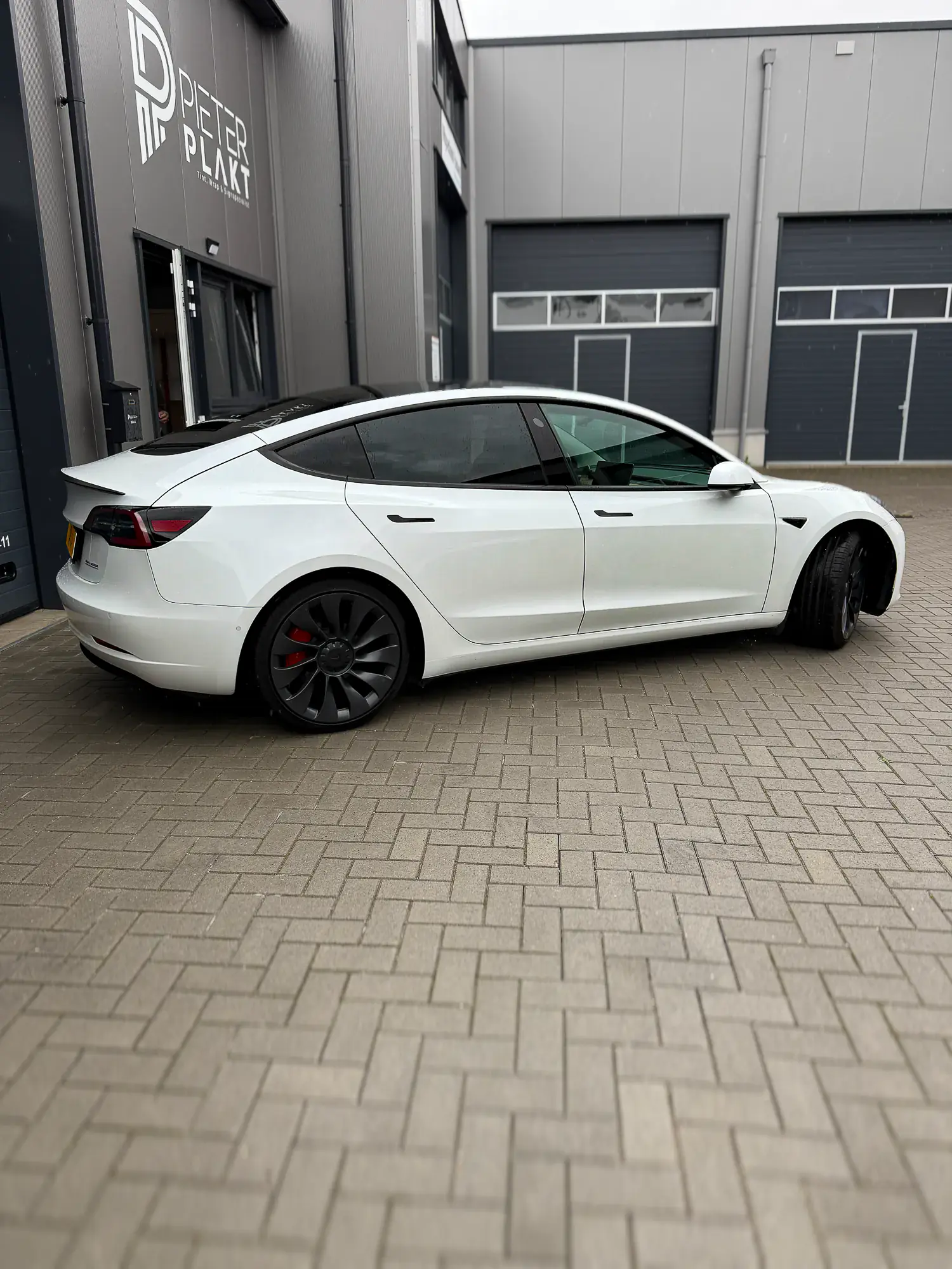 Detail van de afwerking langs de stippenrand van de Tesla Model 3