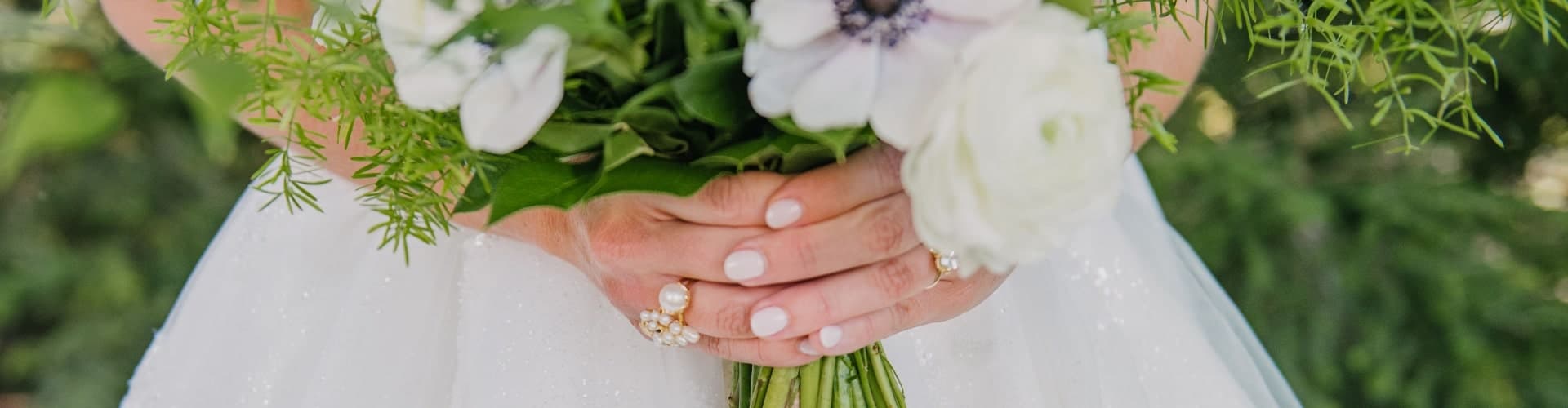 Bride holding a set of flowers