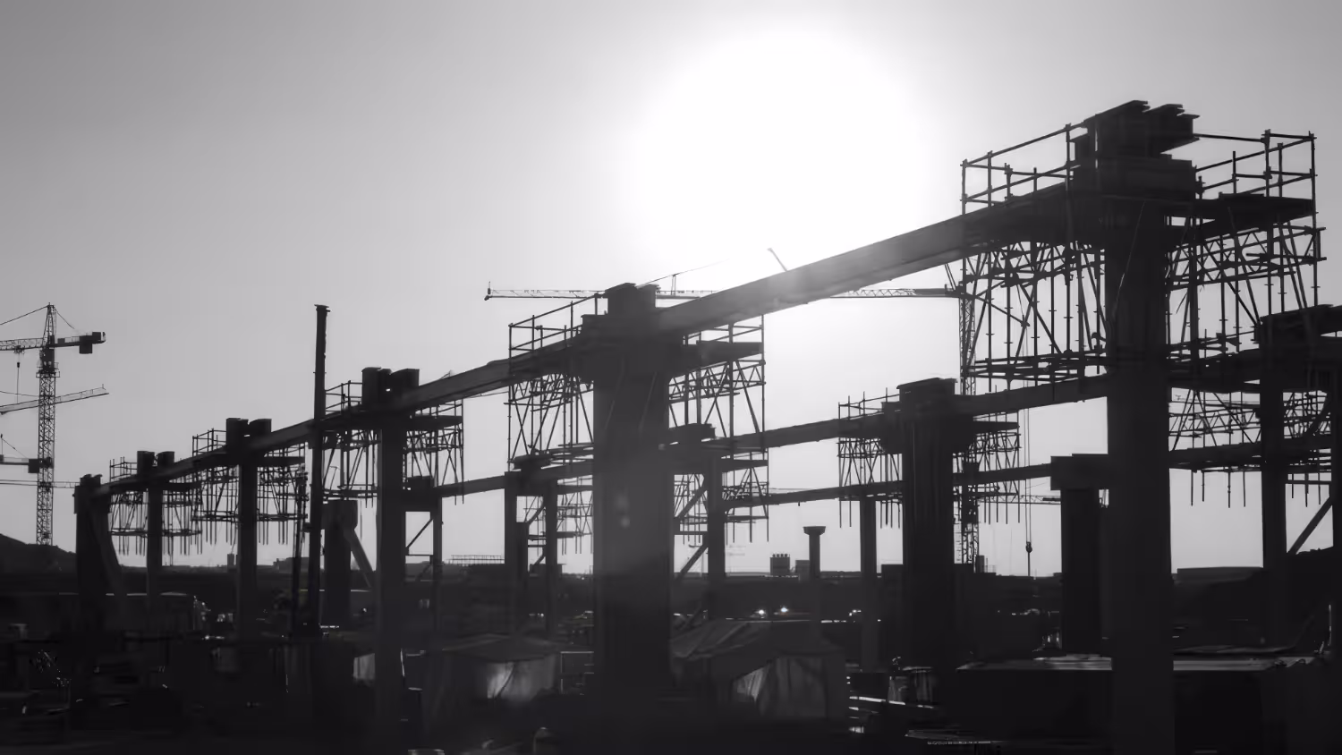 Die Montage des Boschparkhauses beginnt. Die Stützen werden eingesetzt und sind eingerüstet.